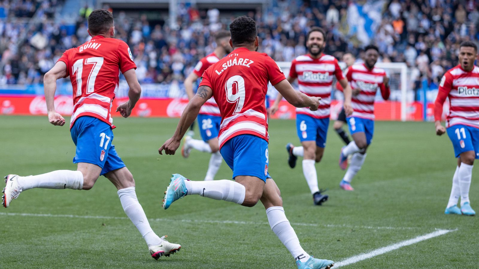 Luis Suárez corre para celebrar con sus compañeros el 2-3