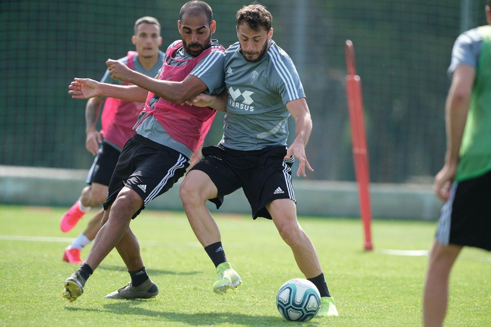 Malbasic (d) pugna por el balón con Fali en un entrenamiento.