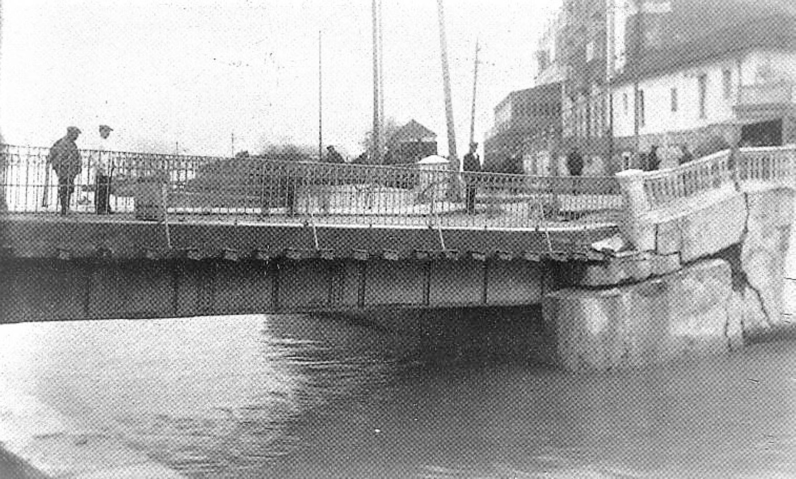 El Puente de la Conferencia dañado con motivos de las riadas en 1921. El Puente de la Conferencia dañado con motivos de las riadas en 1921.