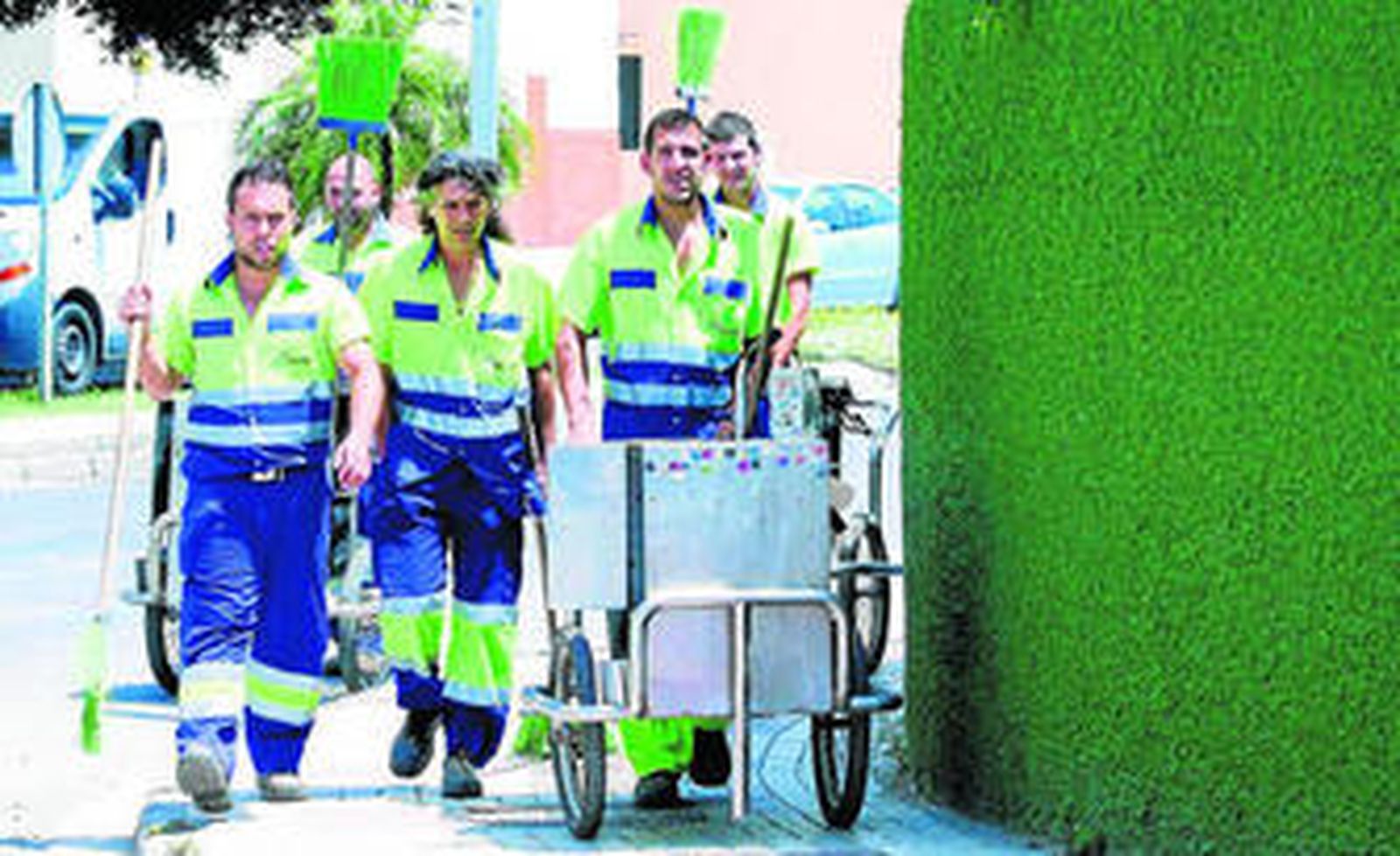 Cuadrilla de limpieza de la empresa Limasa.