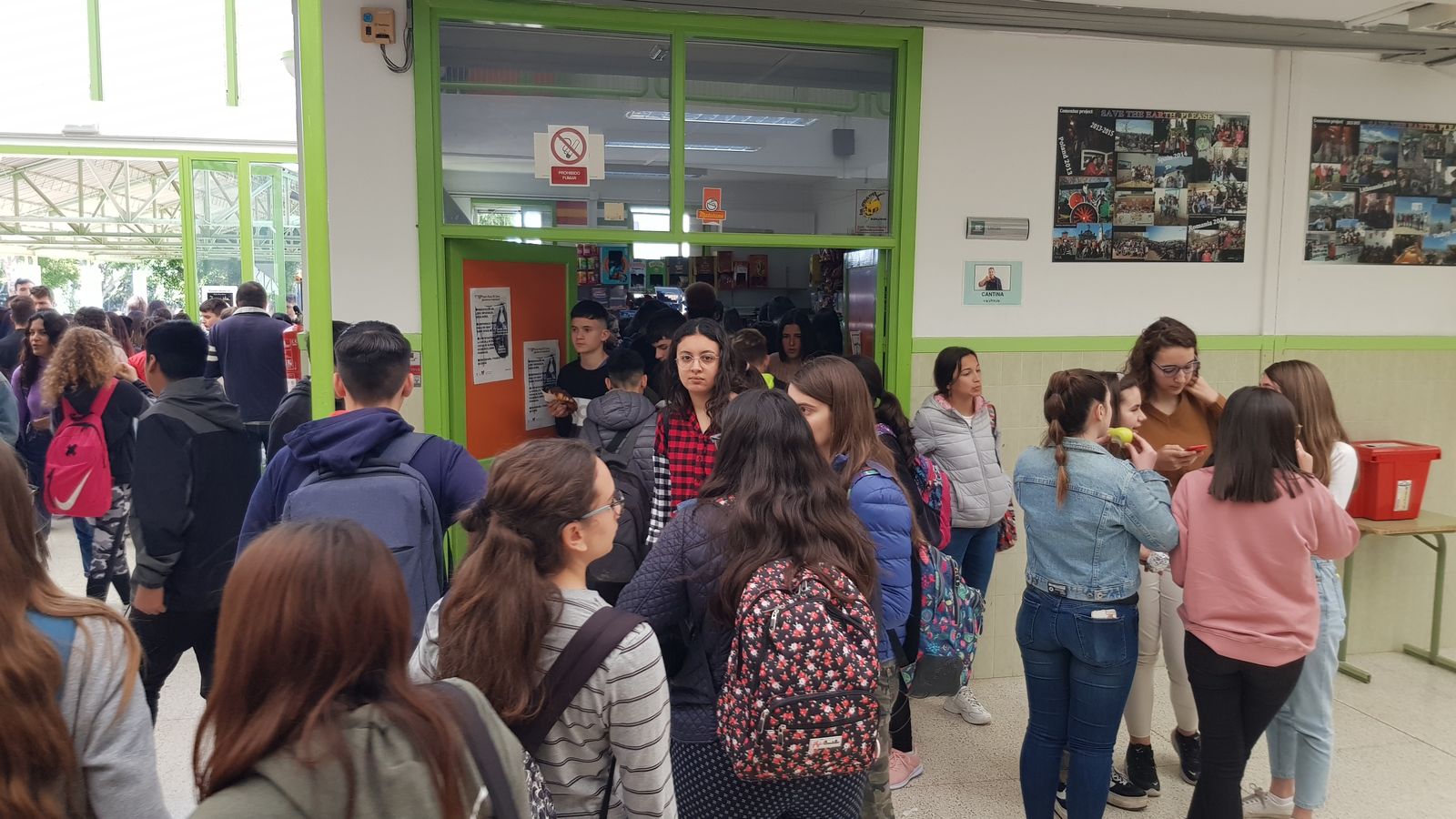 Decenas de estudiantes acceden a la cantina en uno de los recreos.