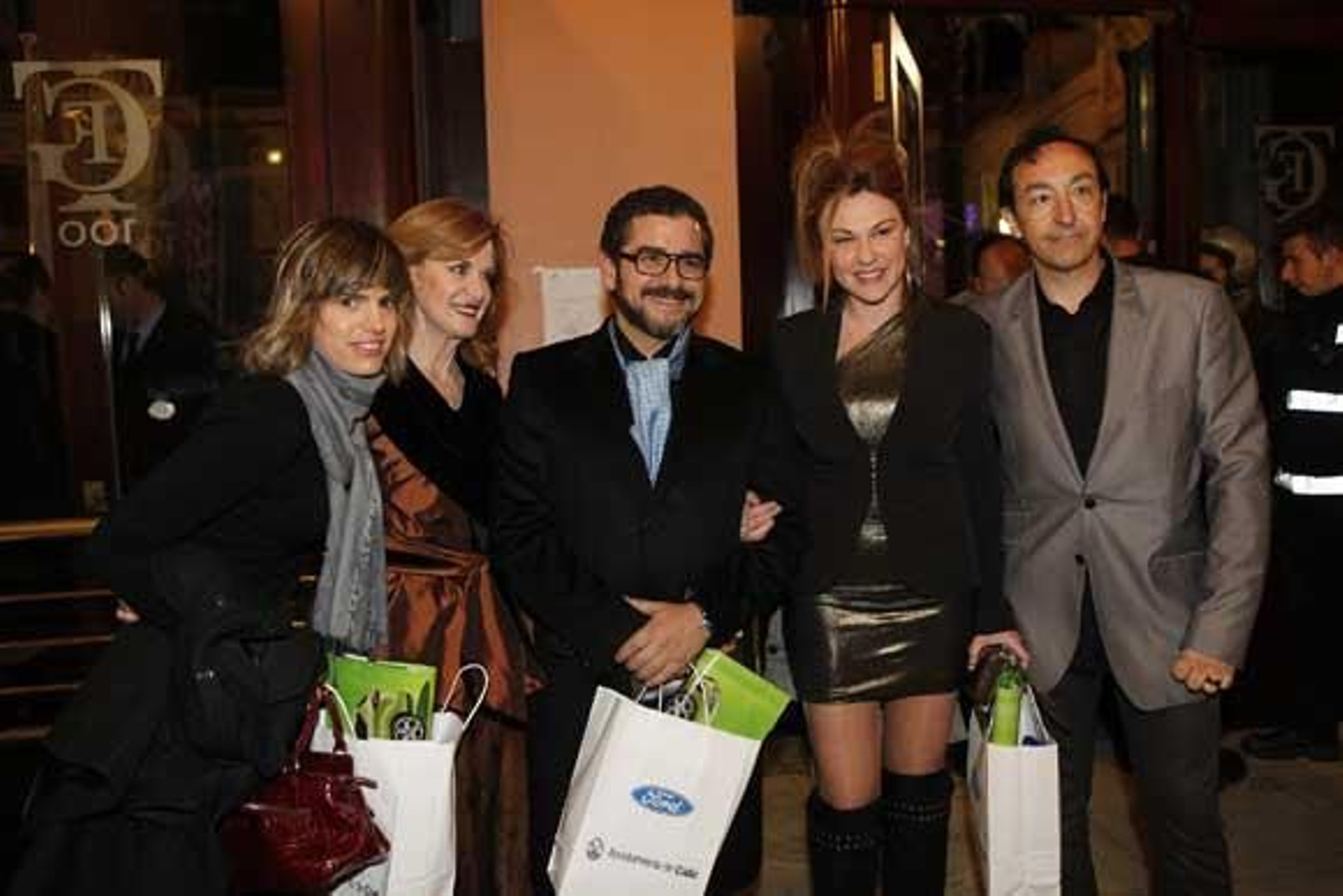 Numerosas personalidades se dieron cita en el Gran Teatro Falla para vivir la Final del COAC

Foto: Julio Gonzalez-Jesus Marin-Lourdes de Vicente