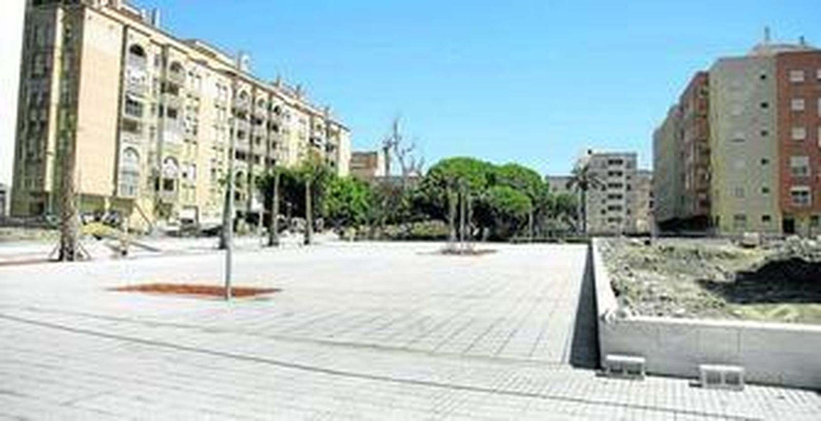 Vista de la urbanización del solar antes tapiado y que conecta ahora la plaza Elena Pezzi con el mar.