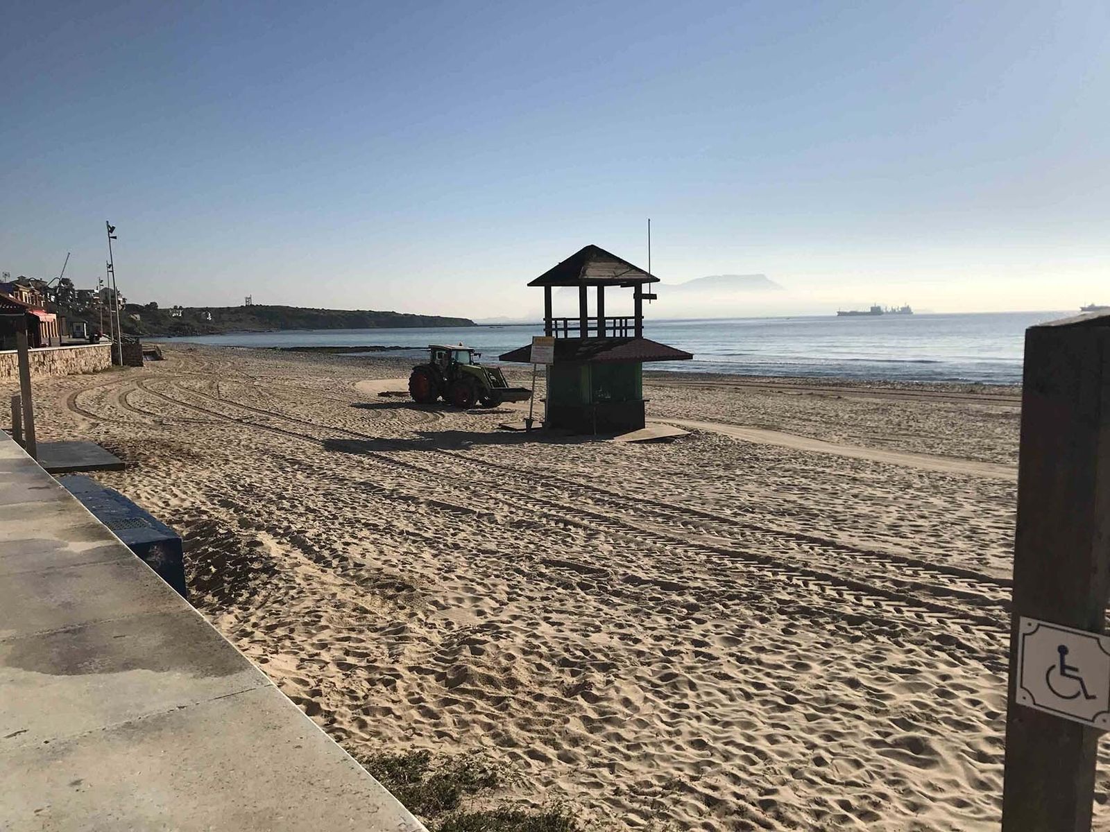 Una máquina arregla la playa de Getares en Algeciras.