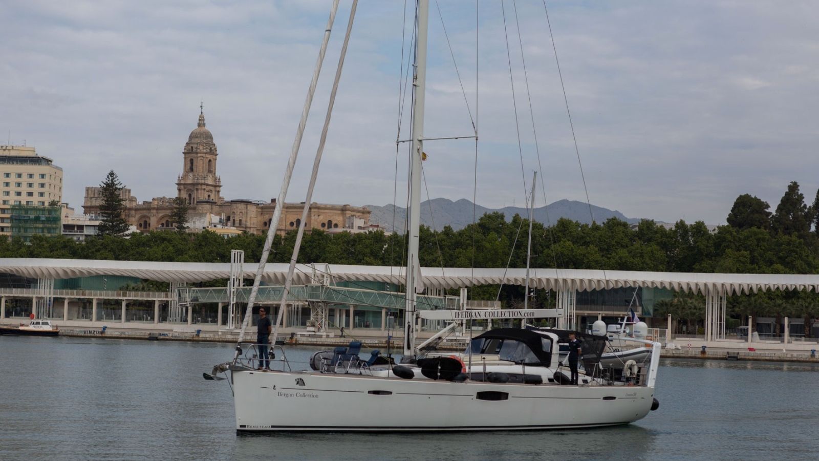 El velero 'Ifergan Collection', tras su salida del Puerto de Málaga.