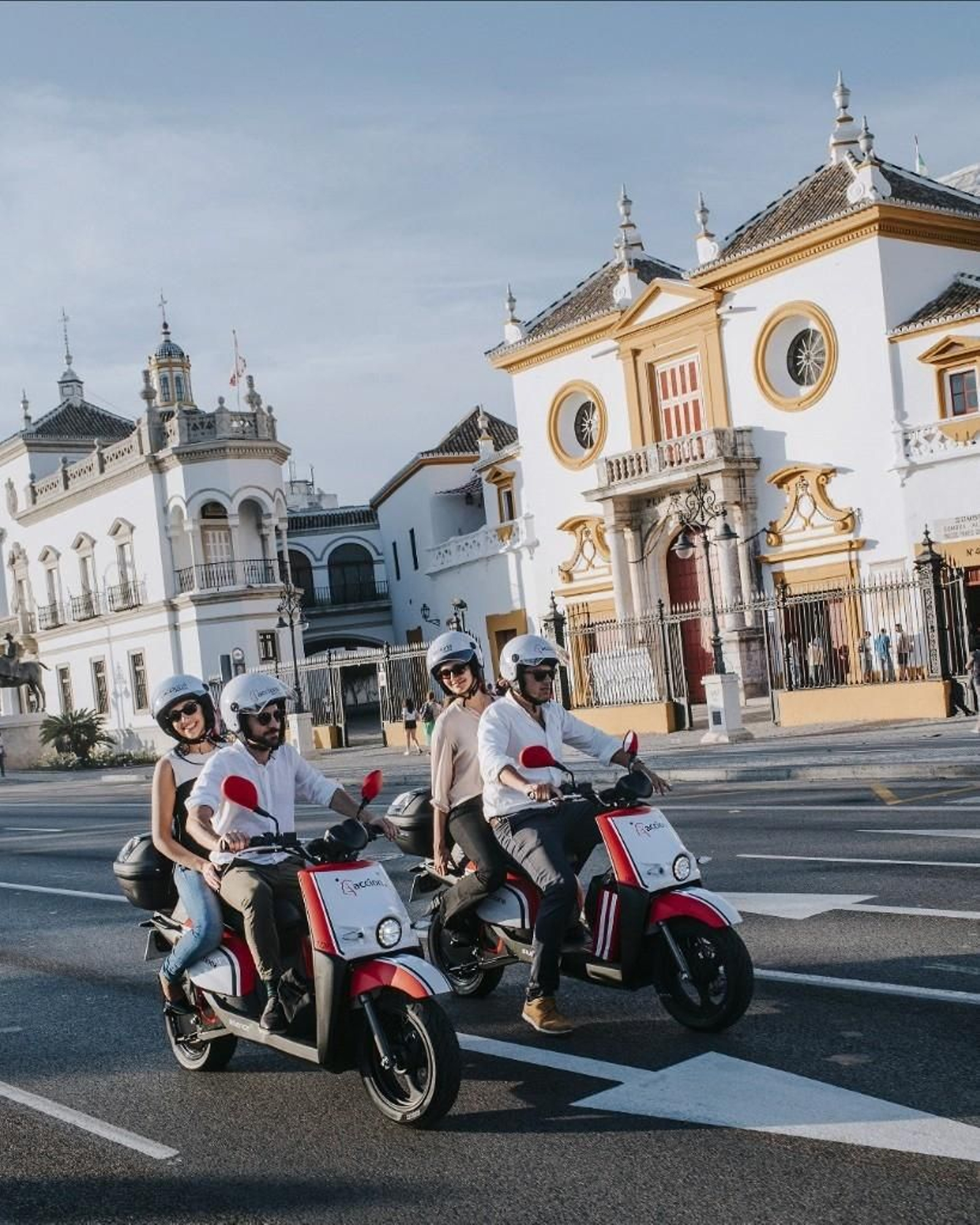 Uusarios de motos eléctricas de Acciona por el Paseo Colón de Sevilla