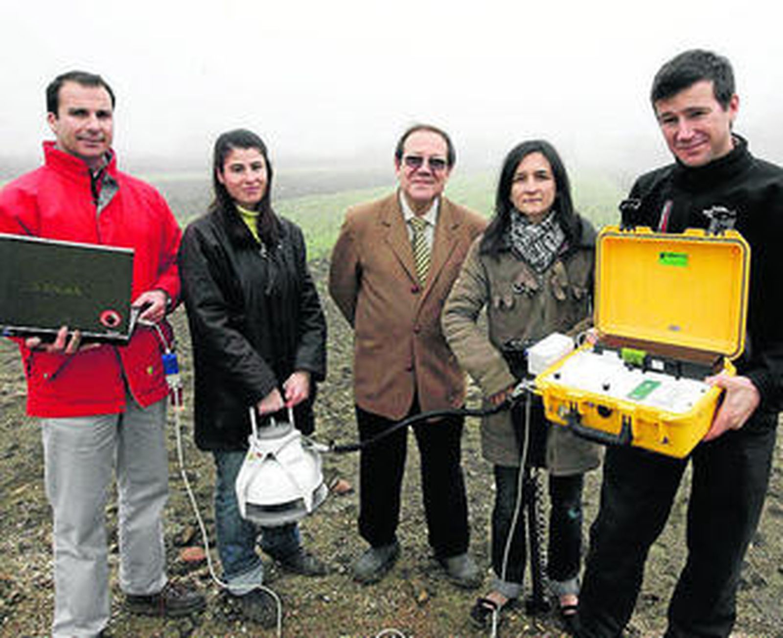 El catedrático Luis López Bellido, en el centro, con su equipo.