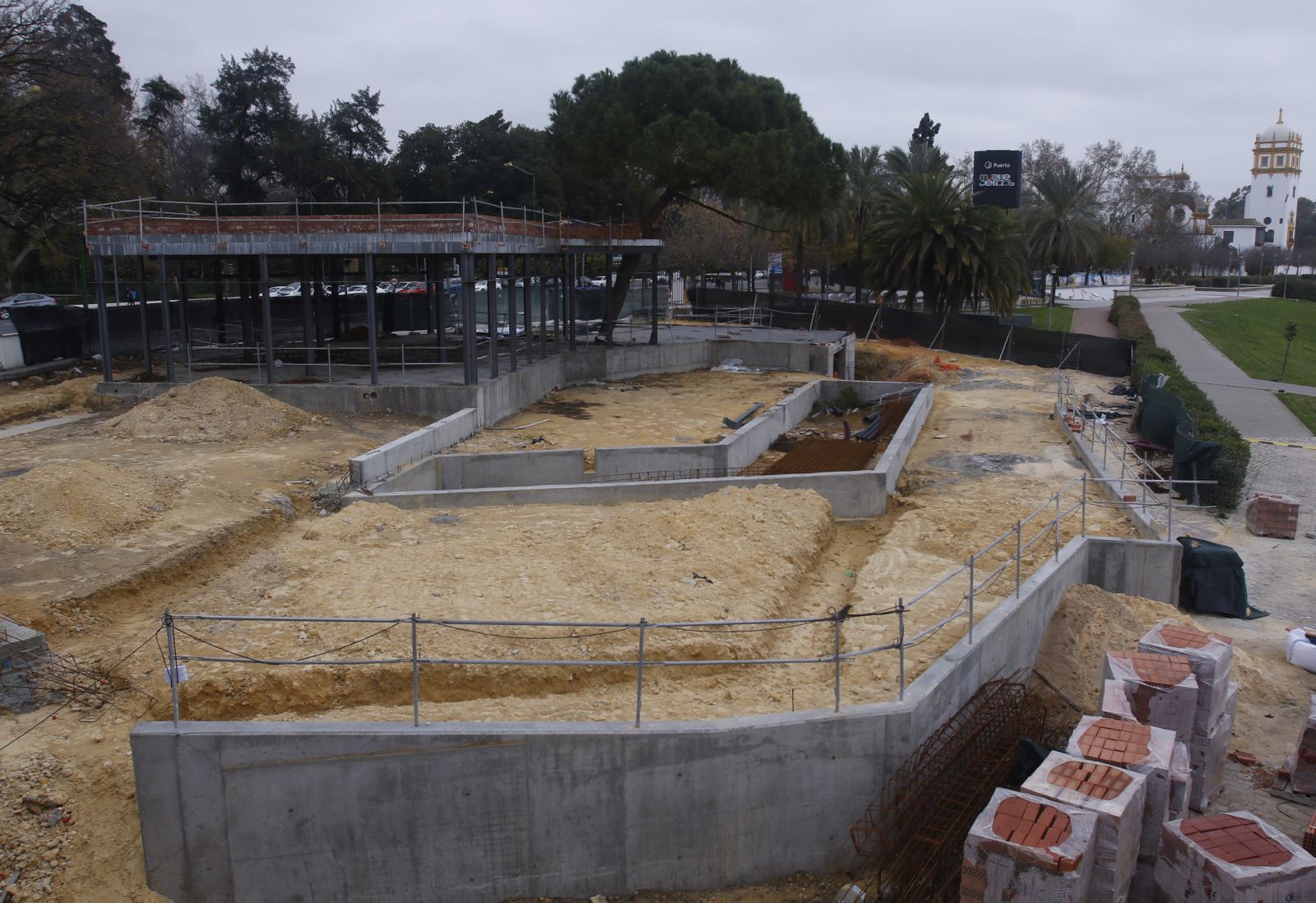 Vista de las obras, paralizadas por la Gerencia de Urbanismo, desde el inicio del Puente de los Remedios.