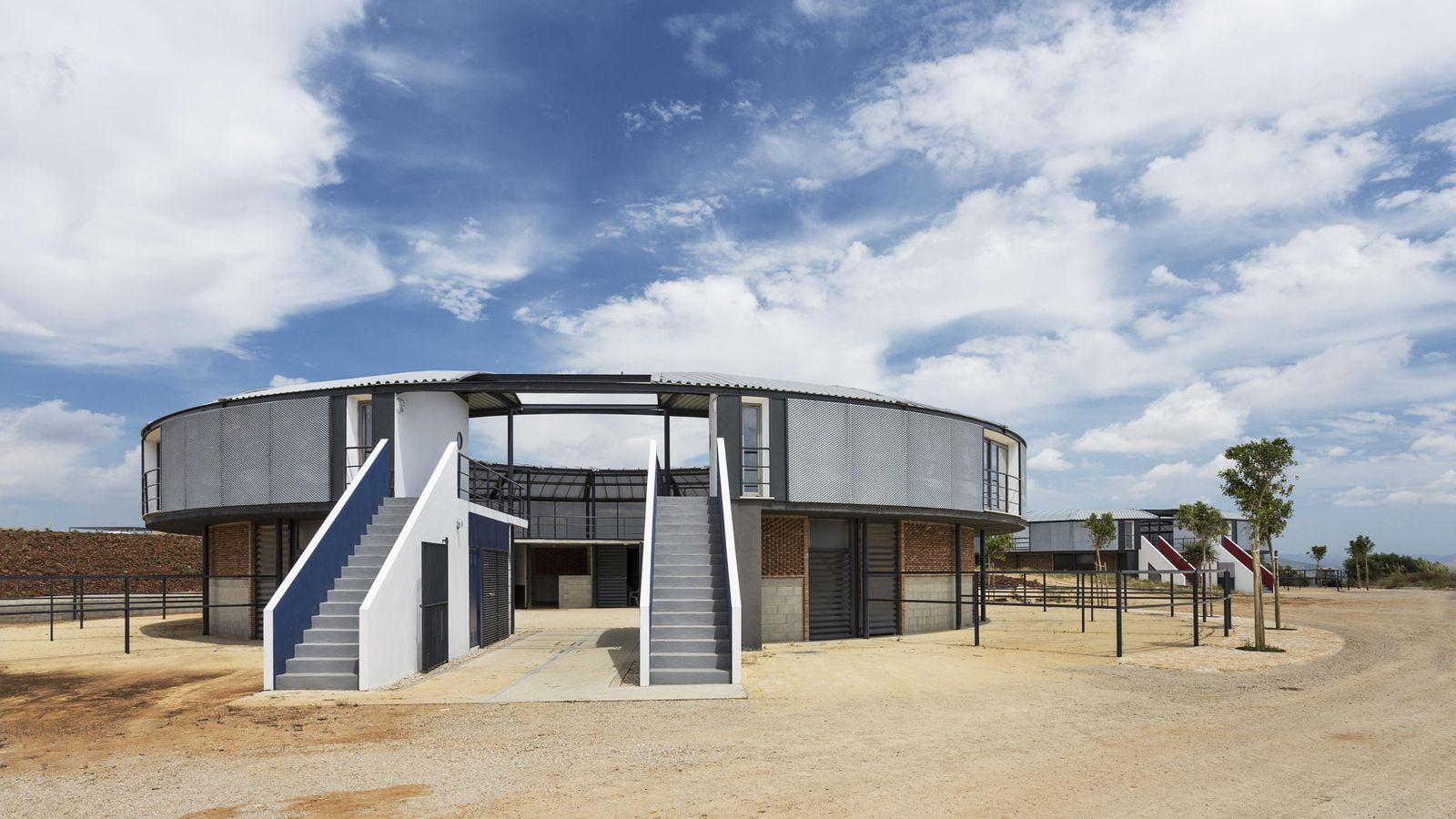 El estudio de arquitectura de la familia Barokas, en Ginebra, diseñó estos establos con apartamentos incluidos.