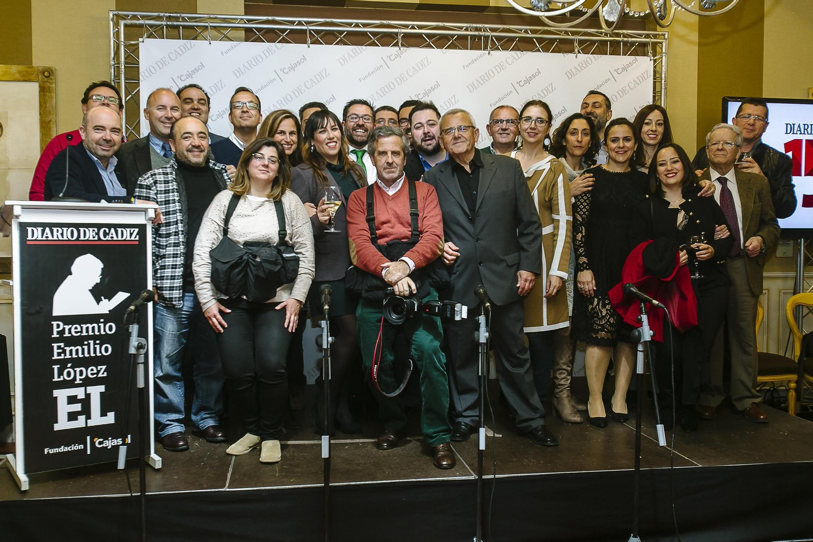 Un grupo de redactores, diseñadores, redactores gráficos, administrativos, comerciales y directivos de Diario de Cádiz que no faltó al acto de entrega del II Premio Emilio López donde se rindió homenaje a su querido compañero.