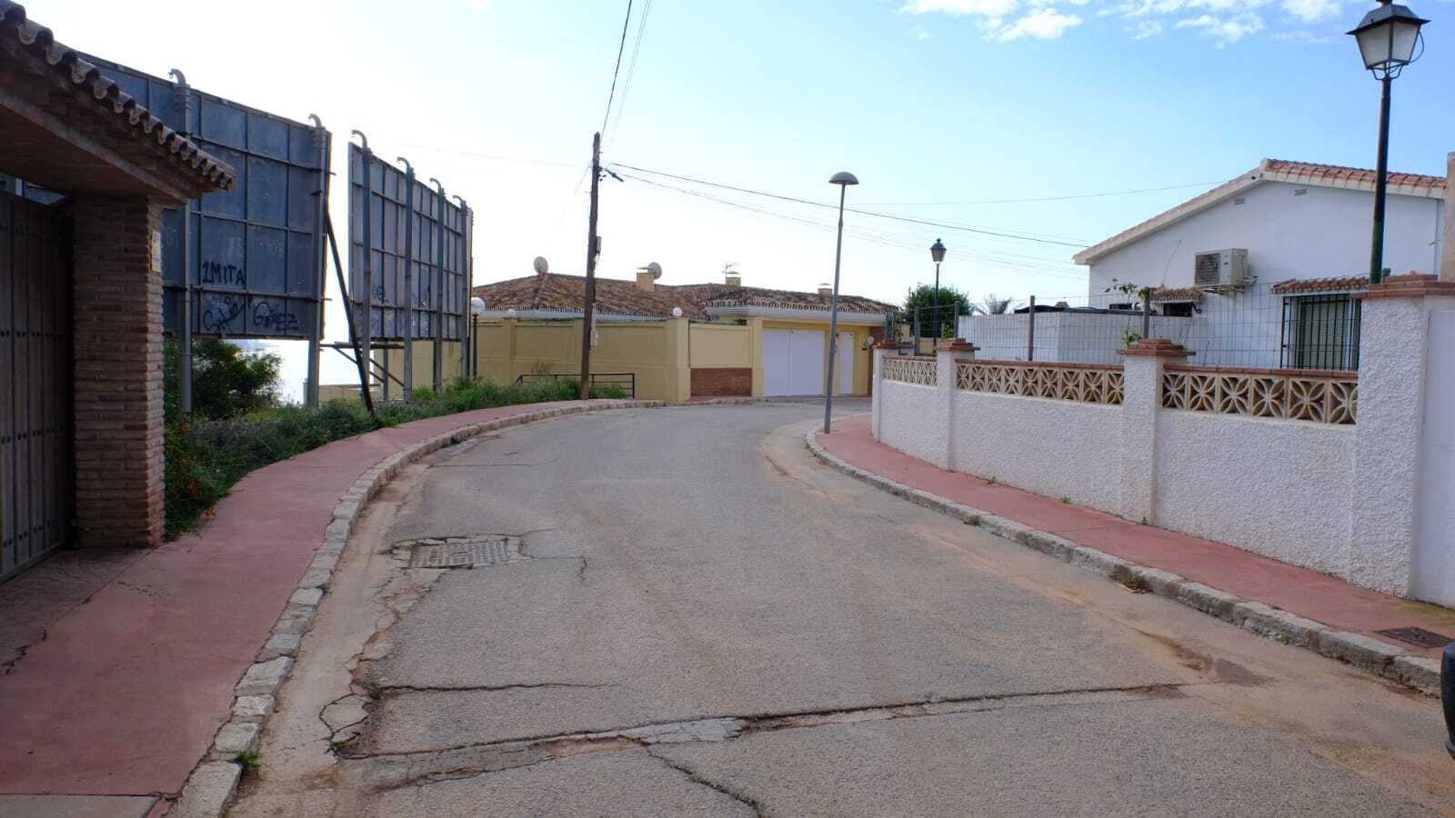 Una de las calles de Rincón de la Victoria incluida en el Plan de Asfaltado