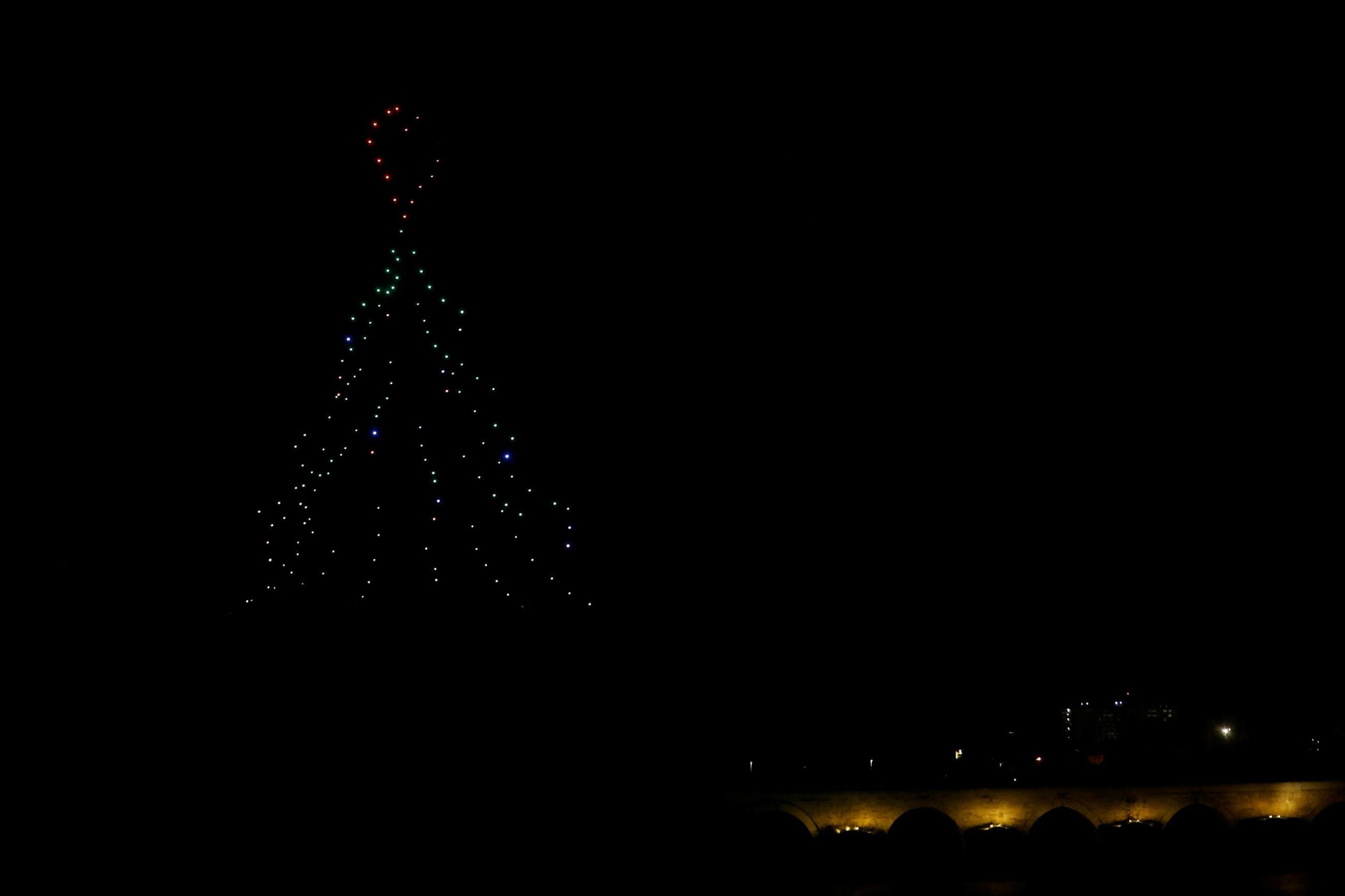 Un espectáculo de drones dibuja 'un cuento de Navidad' en el cielo de Córdoba