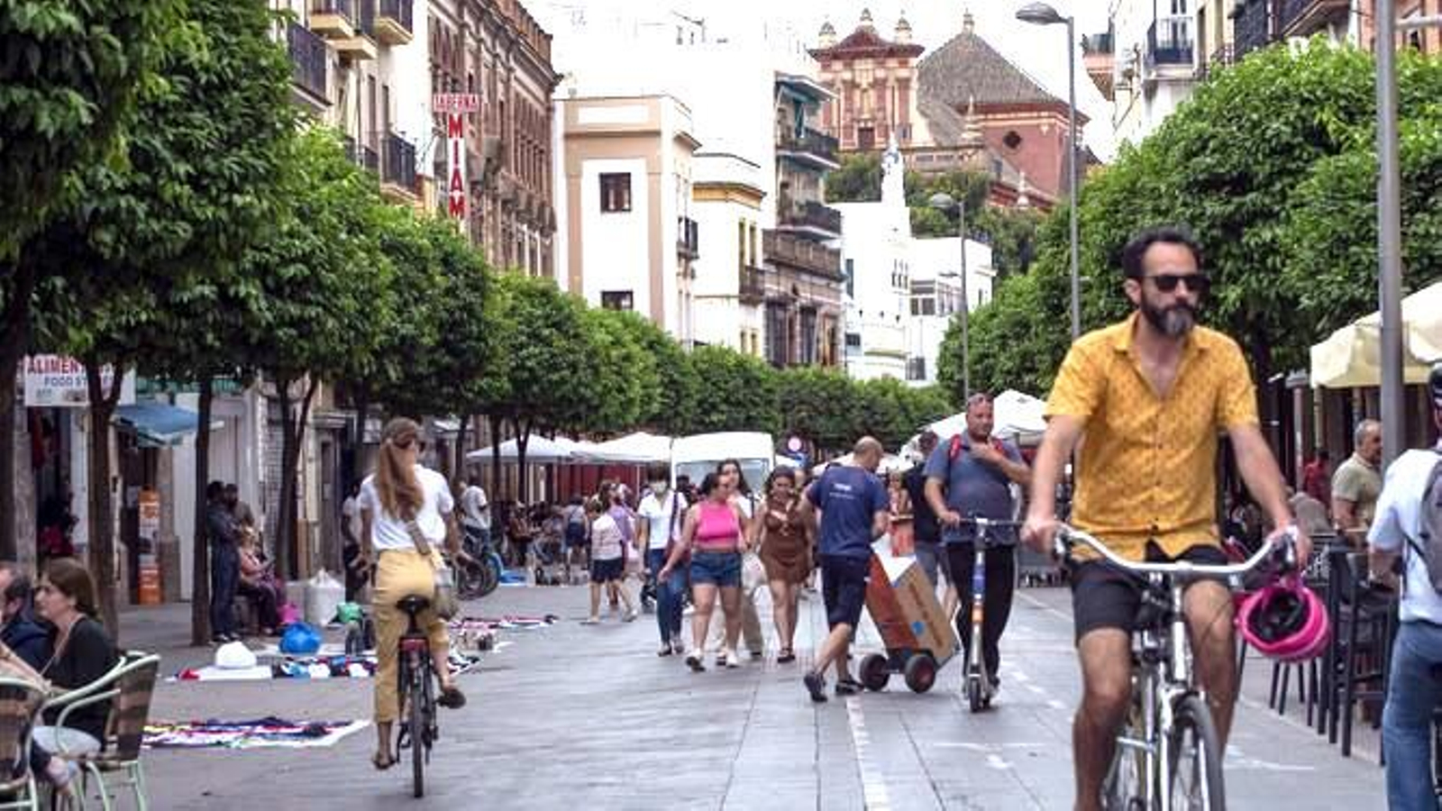 Varias personas por la calle San Jacinto, la más transitada de Triana.