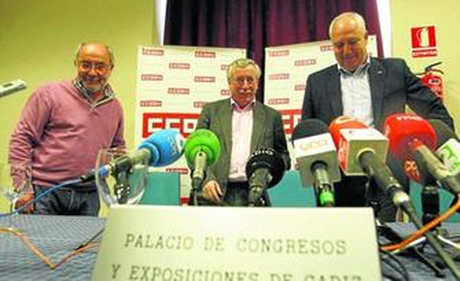 Fernández Toxo, en el centro, a su llegada a la rueda de prensa con Manuel Ruiz y Francisco Carbonero.