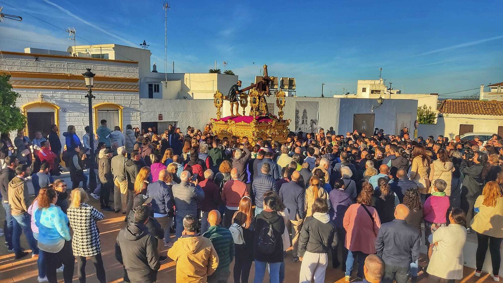 El Cristo del Nazareno de Ayamonte por las calles de la localidad.