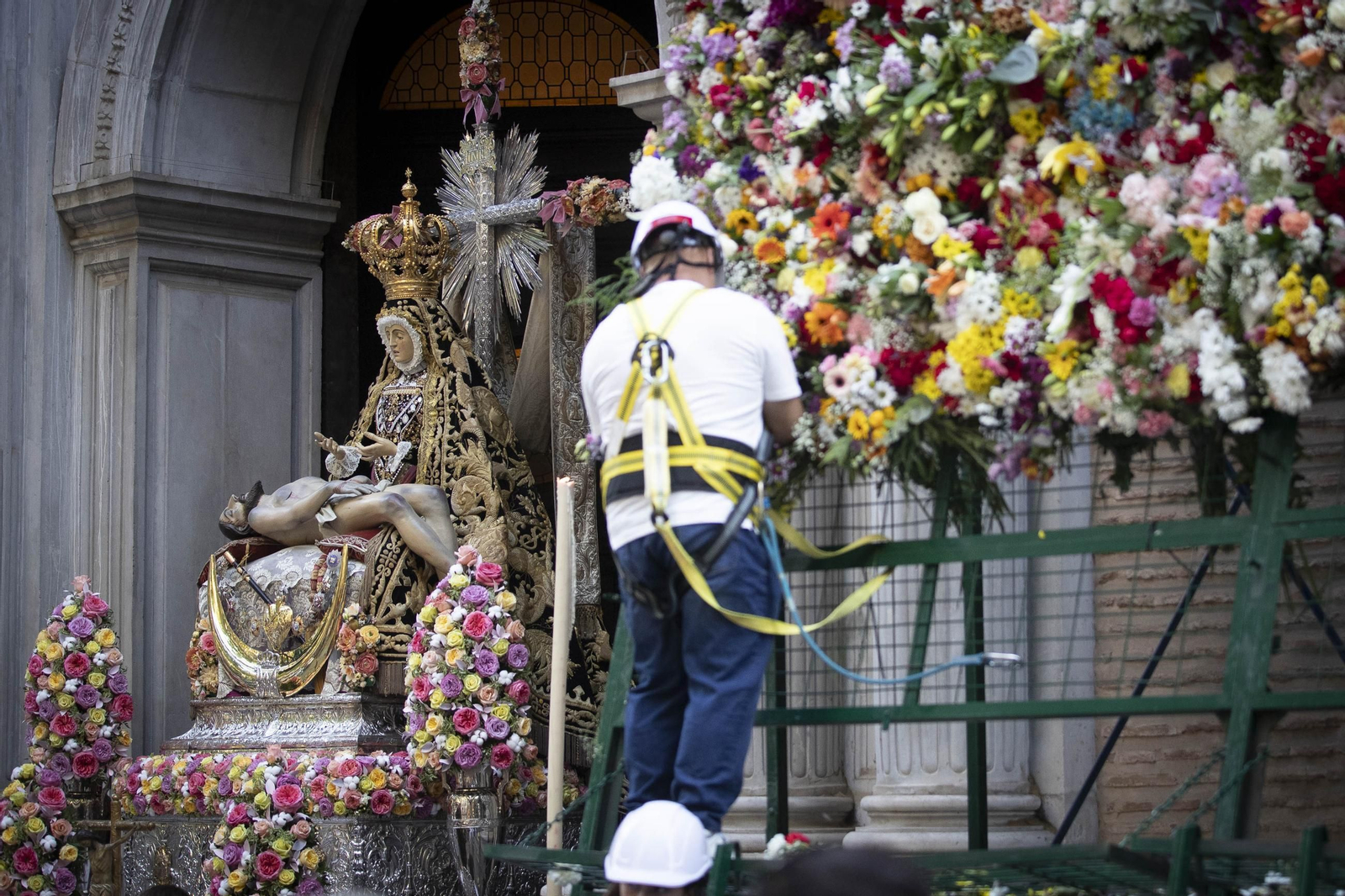Ofrenda Floral y Solidaria a la Virgen de las Angustias de Granada, Septiembre 2025.jpg