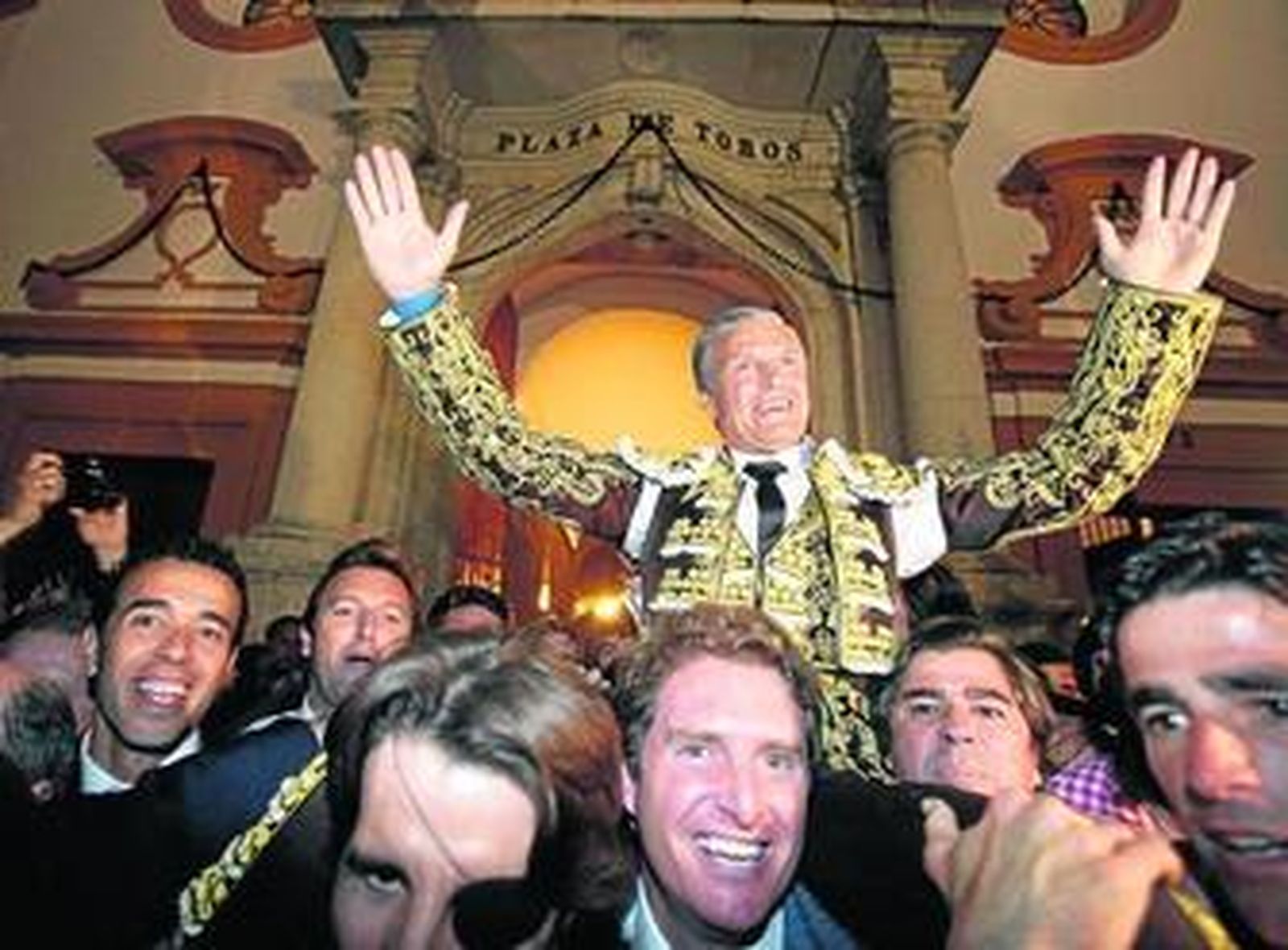 Juan Antonio Espartaco, ya sin coleta, dice adiós al toreo saliendo por la Puerta del Príncipe a hombros de sus compañeros los toreros.