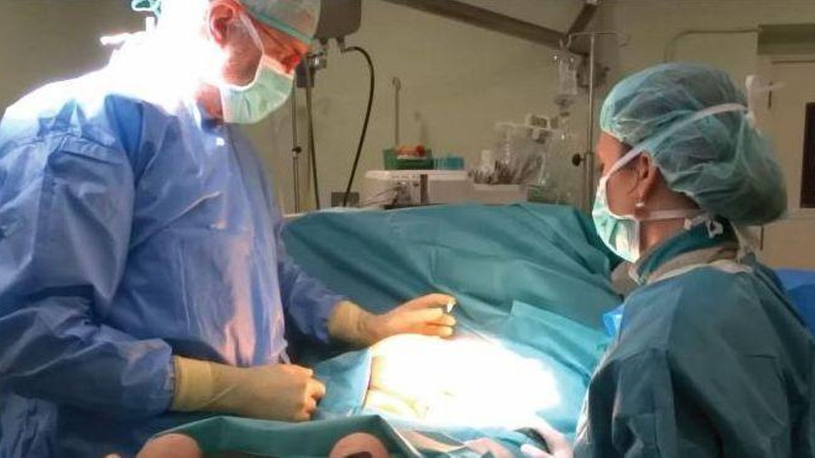 Implantación en quirófano por parte del Dr. Blasco de una neuromodulador como tratamiento avanzado del que es referente este hospital para combatir la incontinencia urinaria.