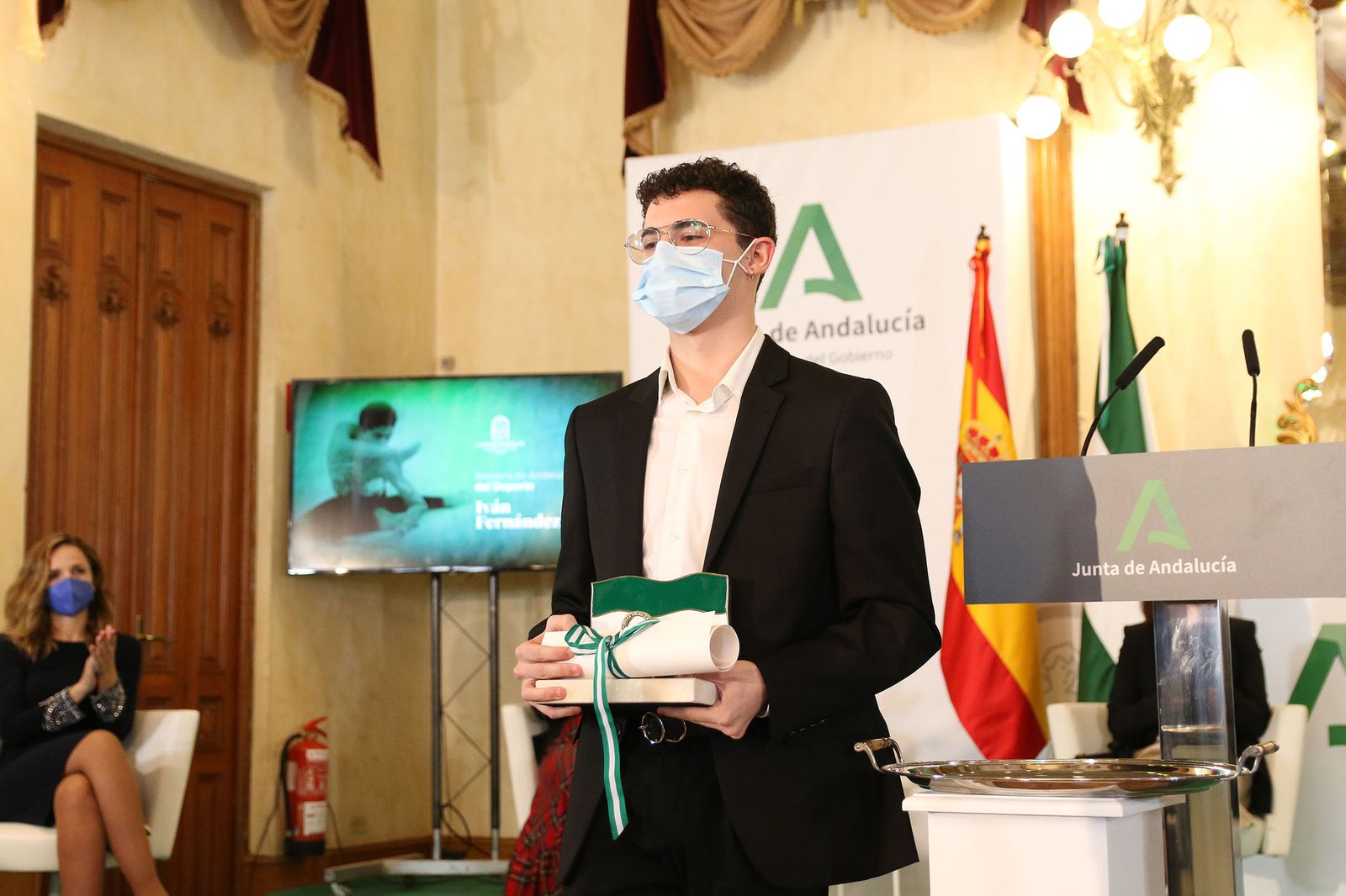 Fotogalería de la entrega de banderas por el Día de Andalucía