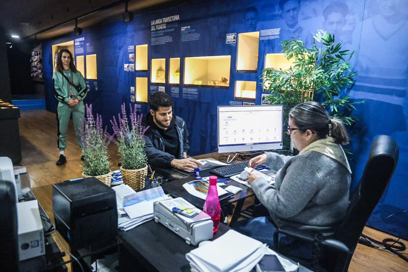 Un aficionado del Recre compra sus entradas para el partido del domingo.