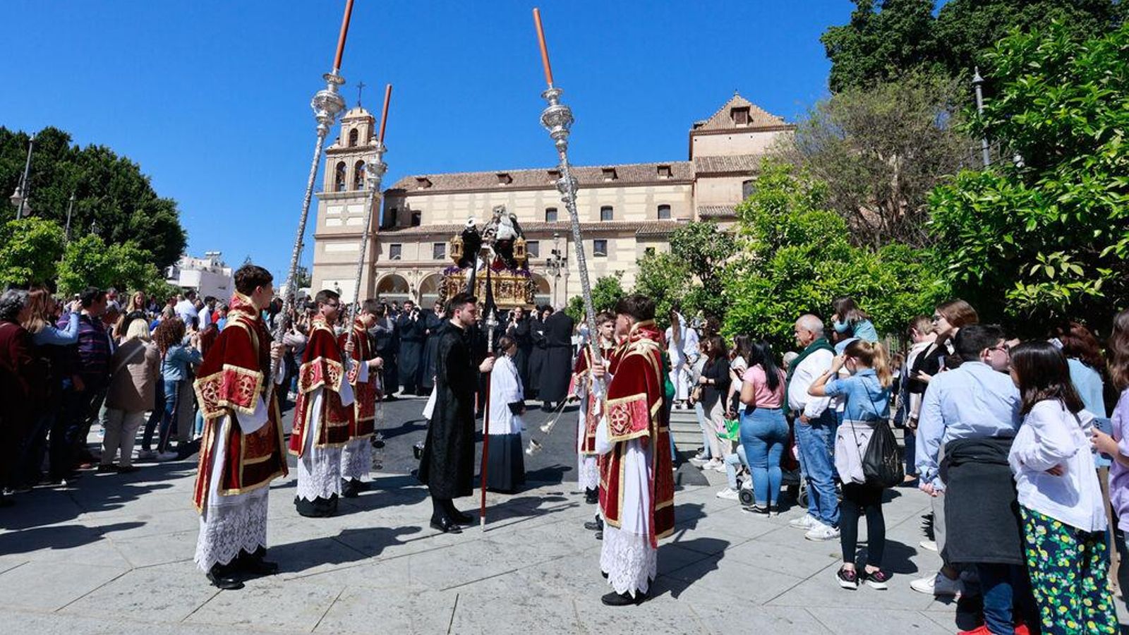 La cofradía del Monte Calvario sale del Santuario de la Victoria.