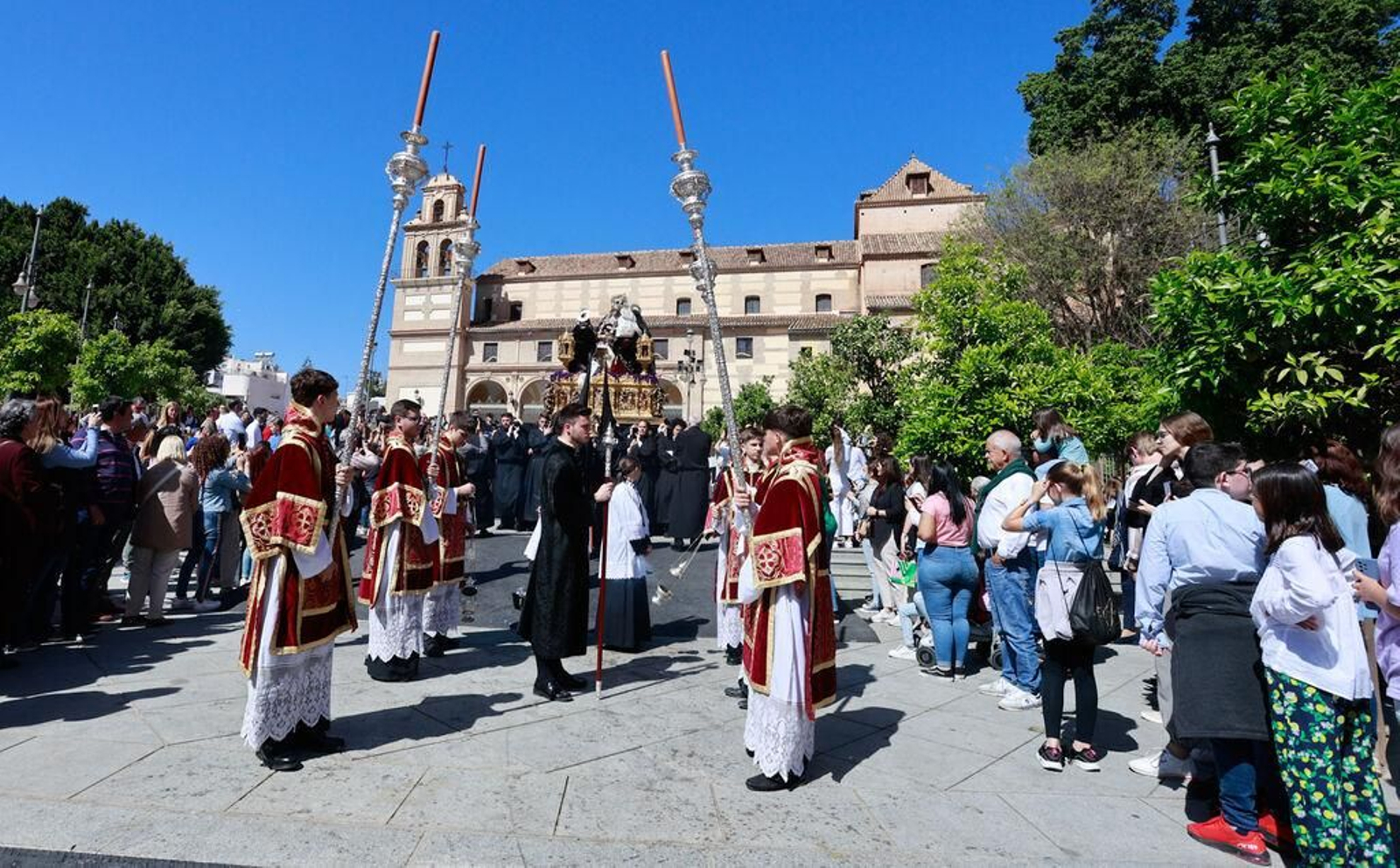 La cofradía del Monte Calvario sale del Santuario de la Victoria. La cofradía del Monte Calvario sale del Santuario de la Victoria.