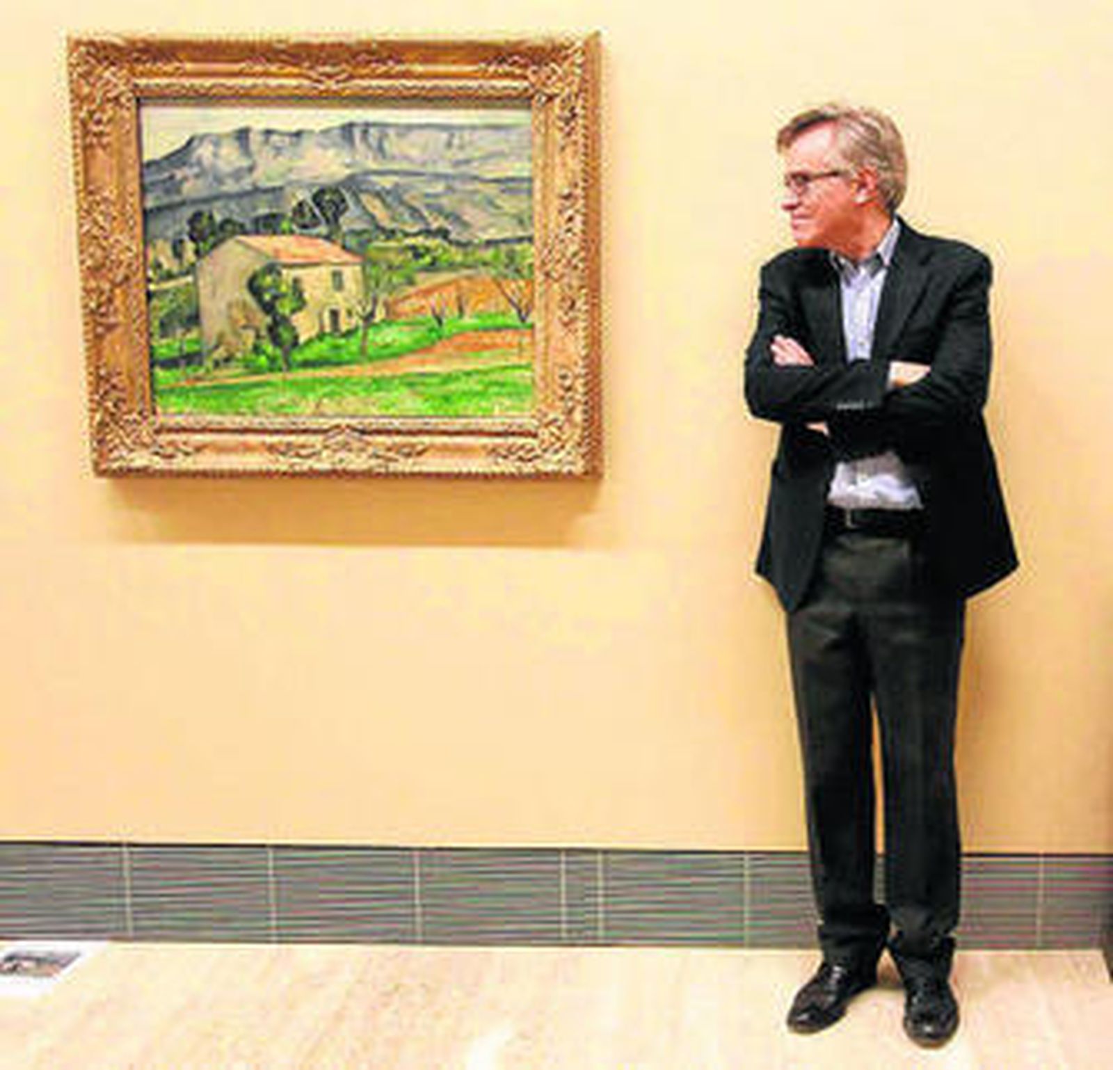 Guillermo Solana, junto a la obra 'Casa en la Provenza' de Cézanne.