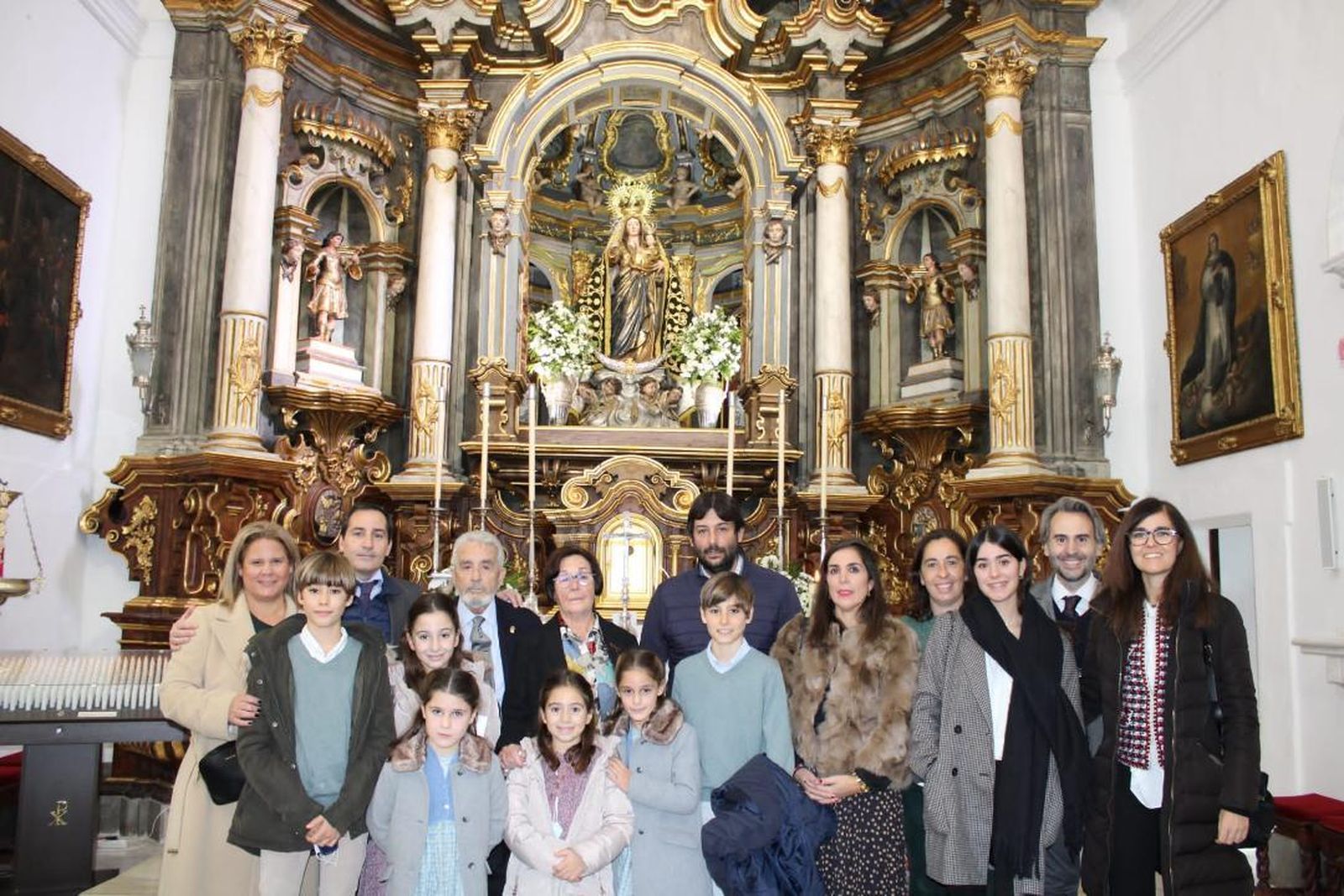 El matrimonio Santana Gil durante la celebración de sus Bodas de Oro matrimoniales, con todos los miembros de la familia, en el Santuario de Nuestra Señora de la Oliva en  Vejer de la Frontera.