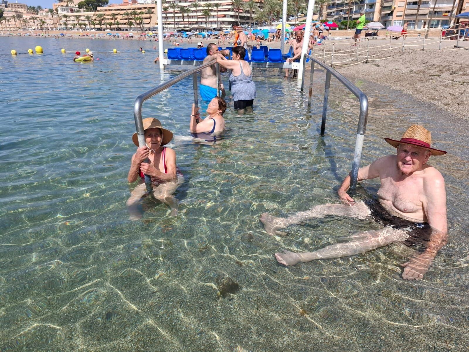 Los mayores disfrutaron del mar en la zona adaptada para personas con movilidad reducida de la playa de Aguadulce.