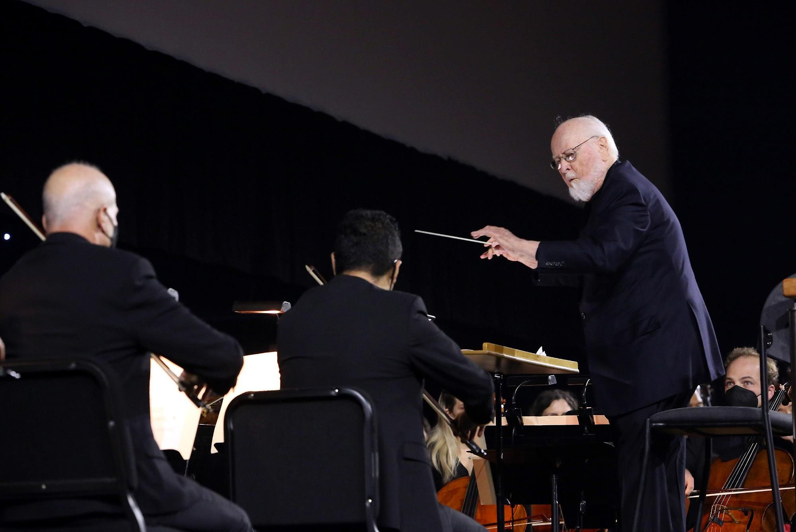 John Williams dirige a la orquesta en el evento de Indiana Jones en la Star Wars Celebration John Williams dirige a la orquesta en el evento de Indiana Jones en la Star Wars Celebration
