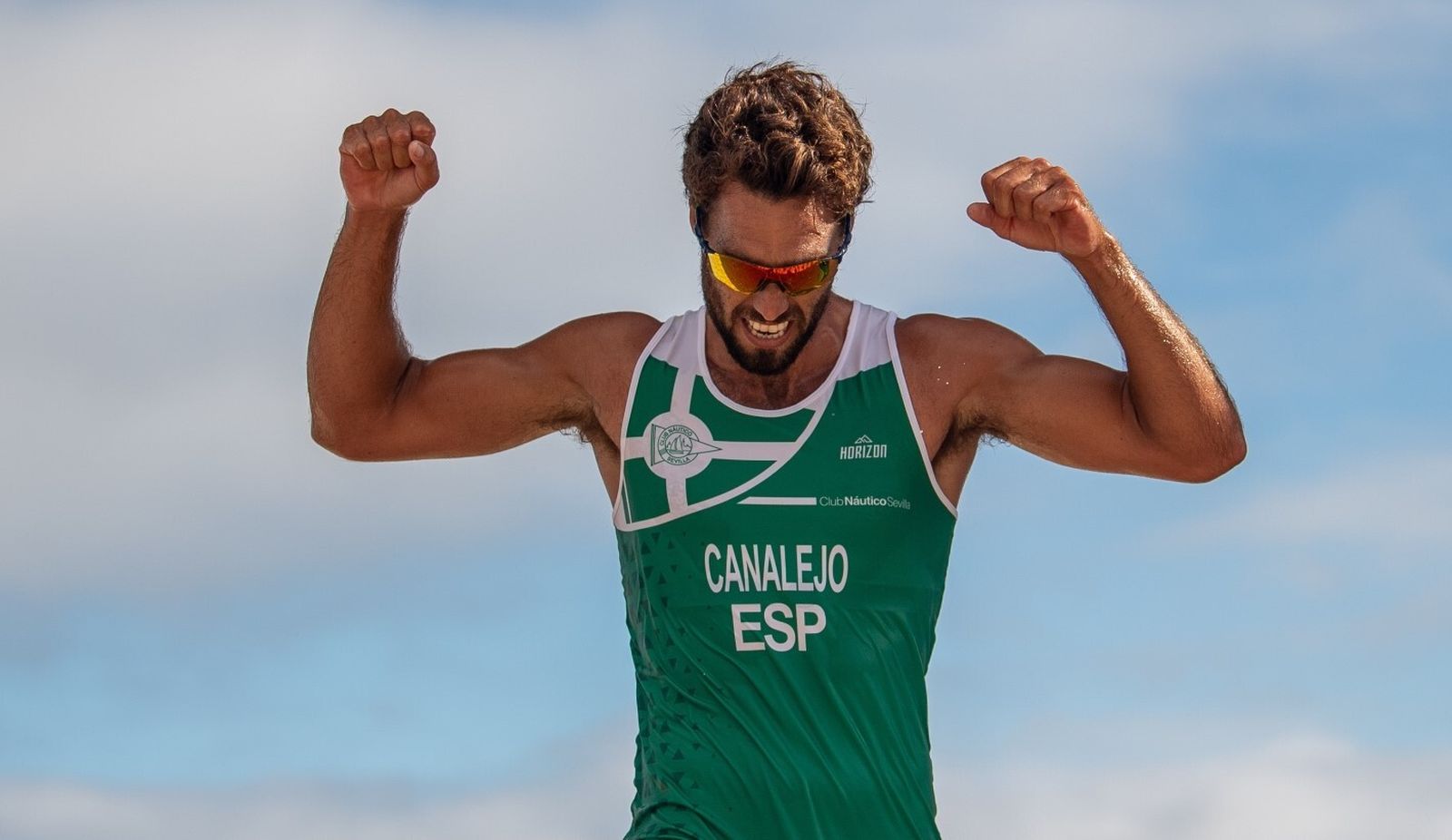 Jaime Canalejo celebra con los puños en alto su título de campeón del mundo en remo de mar.