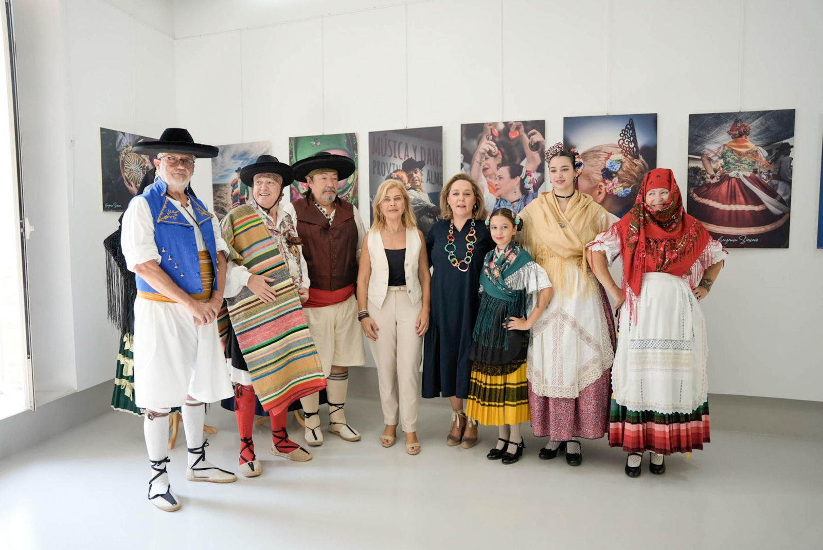 Paola Laynez y Antonia Ramírez junto a almerienses con indumentaria tradicional de la provincia.