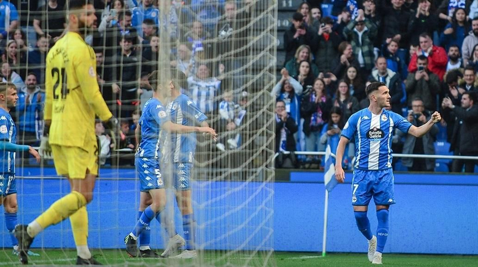 Lucas Pérez celebra su gol ante el filial del Celta.