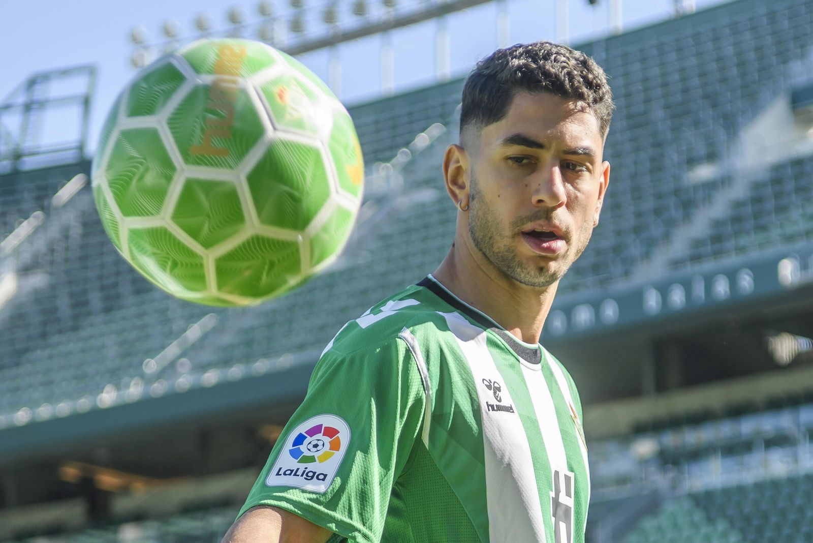 Ayoze mira al balón en un momento de su presentación como nuevo jugador del Betis.