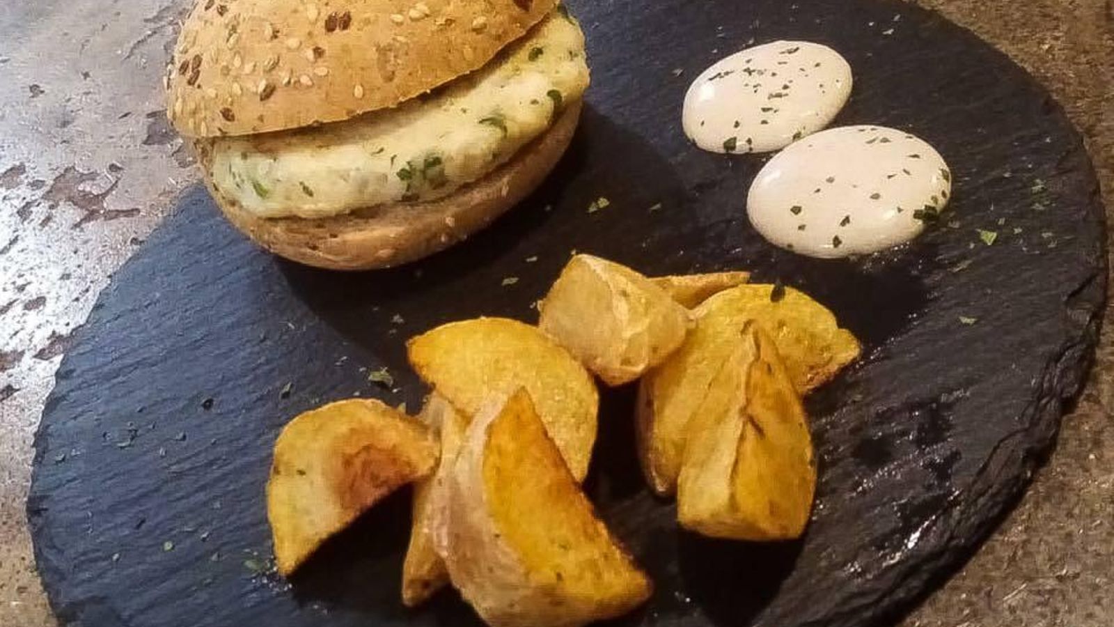 Hamburguesa de chocos con alioli de ajo negro.