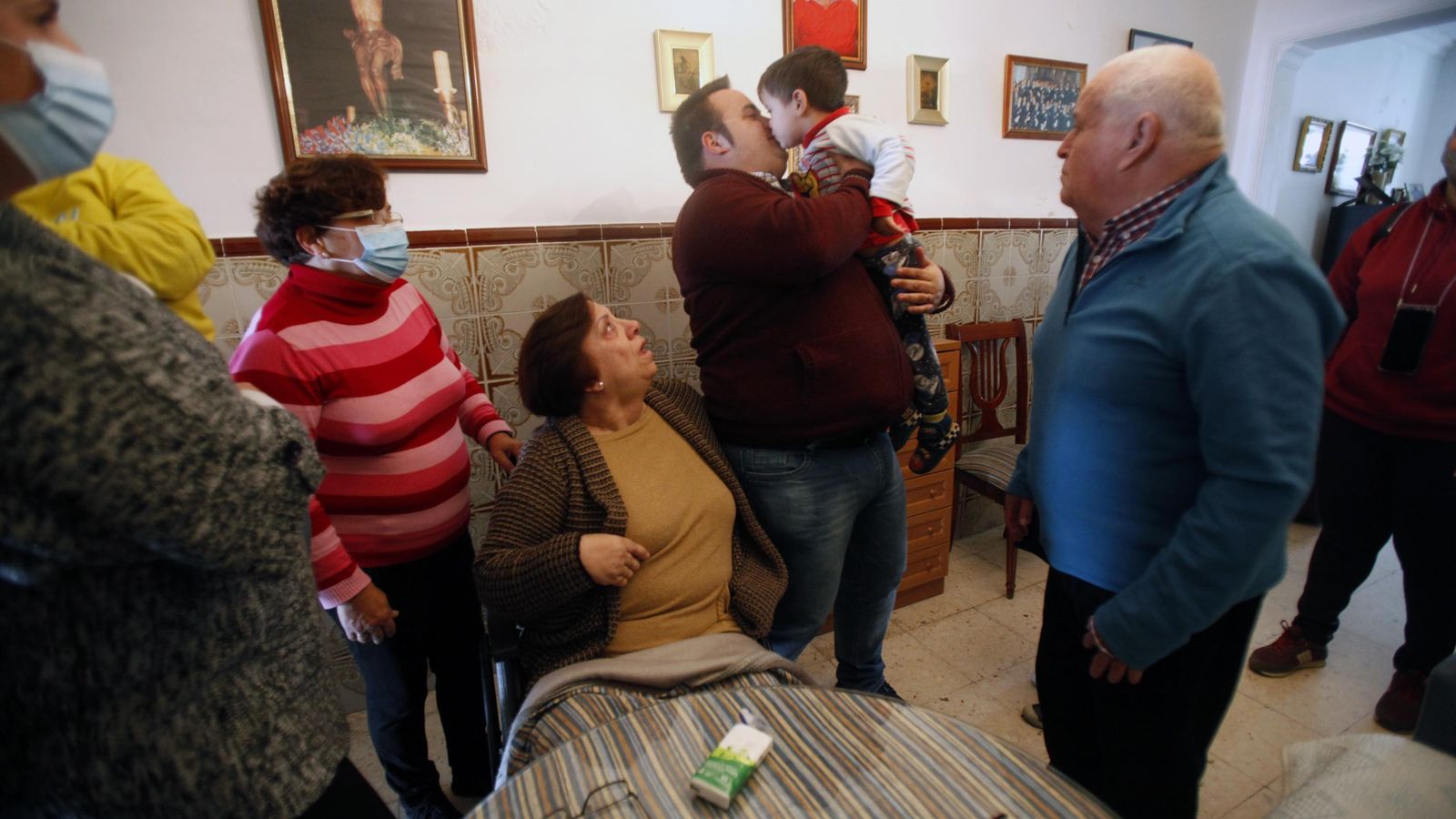 El camionero olontense besa a uno de sus hijos en el domicilio de sus padres