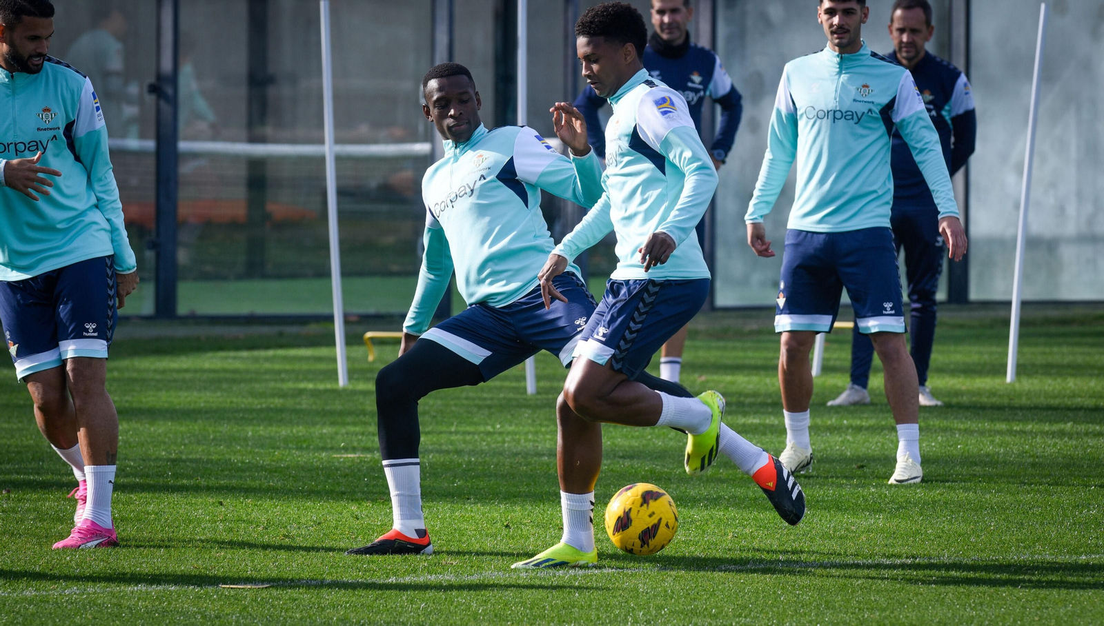 Luiz Henrique trata de robarle la pelota a Abner durante el último entrenamiento del Betis en la ciudad deportiva antes de enfrentarse con el Mallorca.