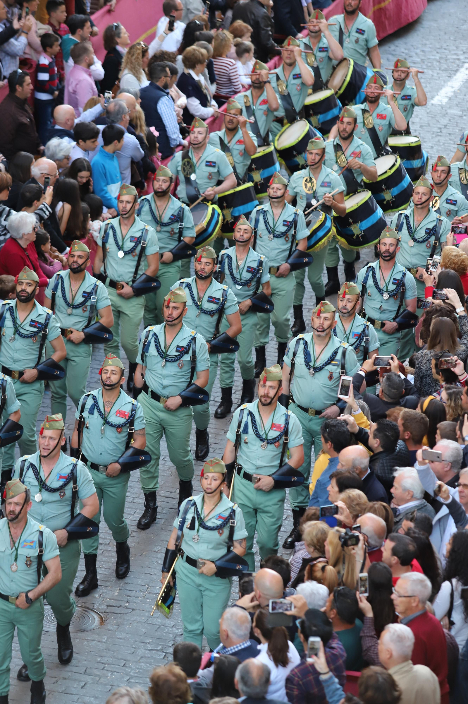 Procesión del Cristo de la Vera Cruz, escoltado por la Legión en las calles de Huelva
