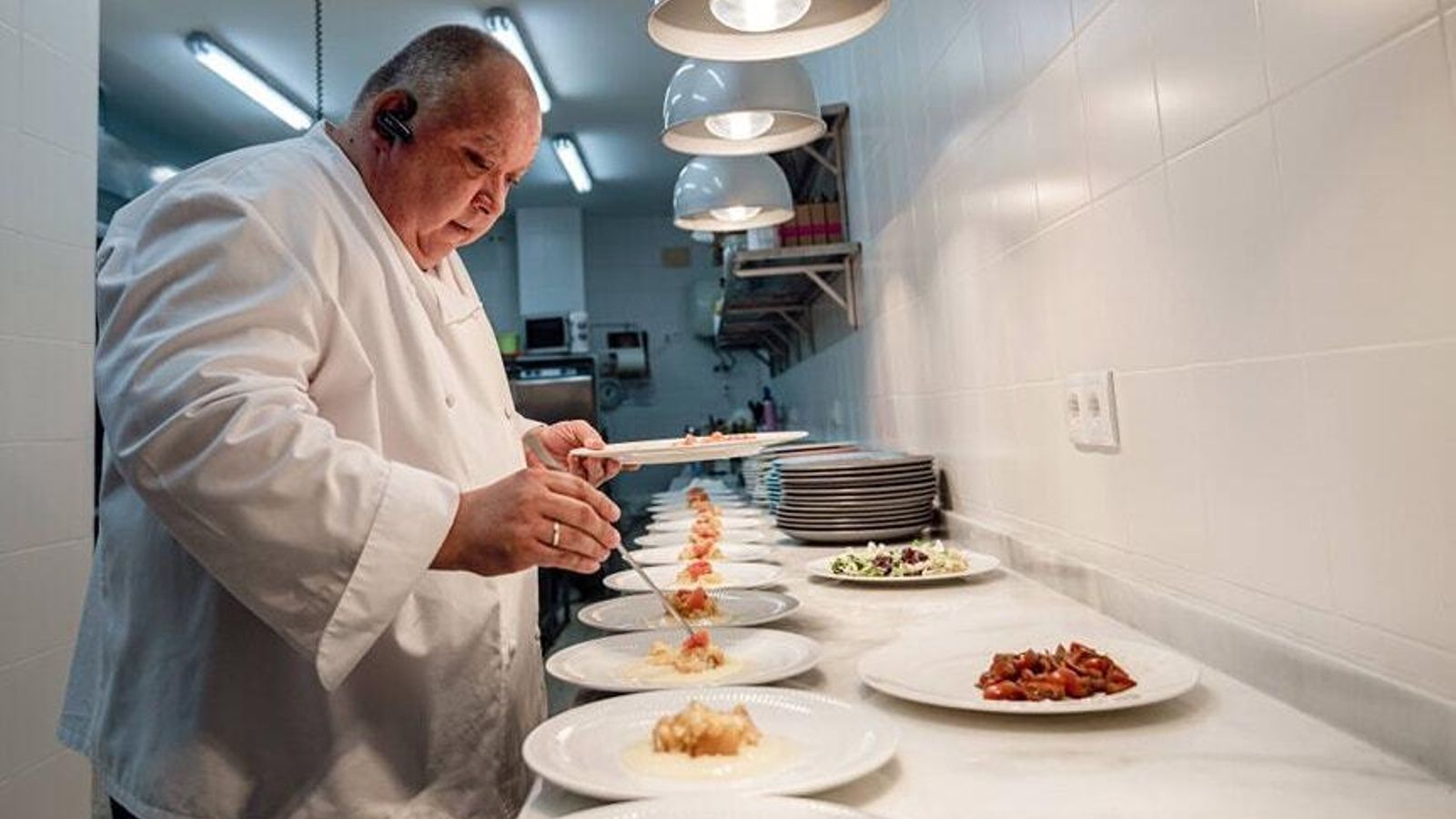 Carlos López a pleno rendimiento en su cocina