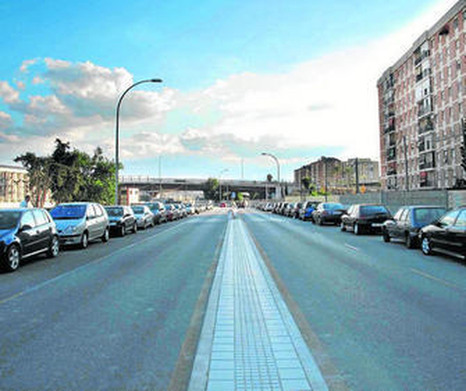 Vista de la calle Poeta Muñoz Rojas una vez reurbanizada tras la obra del Metro.