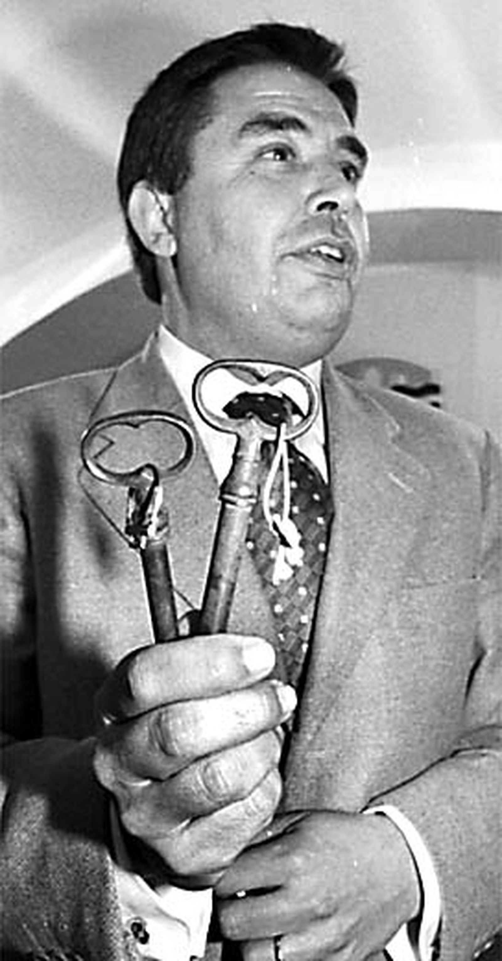 El entonces alcalde de San Fernando, Antonio Moreno, posa con las voluminosas llaves de hierro forjado de la Casa Lazaga tras llegar a un acuerdo para su compra por parte del Ayuntamiento. Era el 24 de enero de 2001.