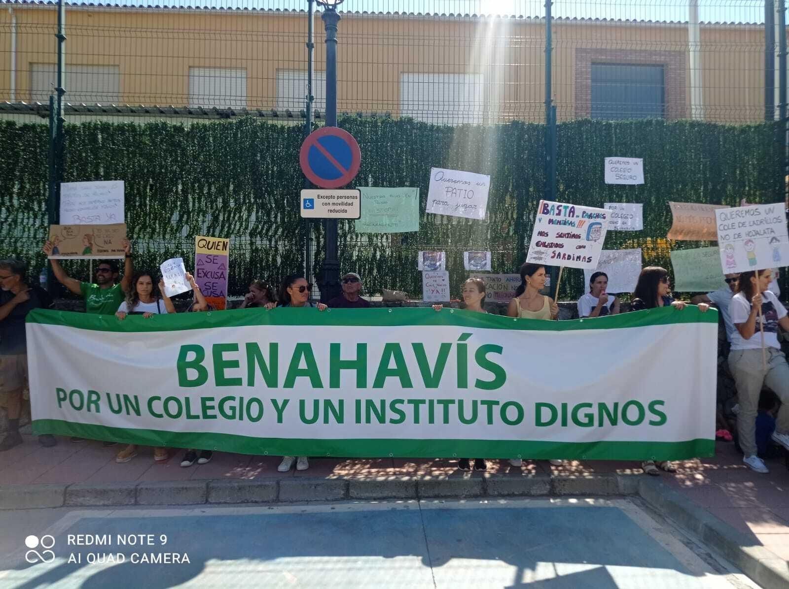 Varias personas concentradas en la puerta del colegio Daidín de Benahavís. Varias personas concentradas en la puerta del colegio Daidín de Benahavís.