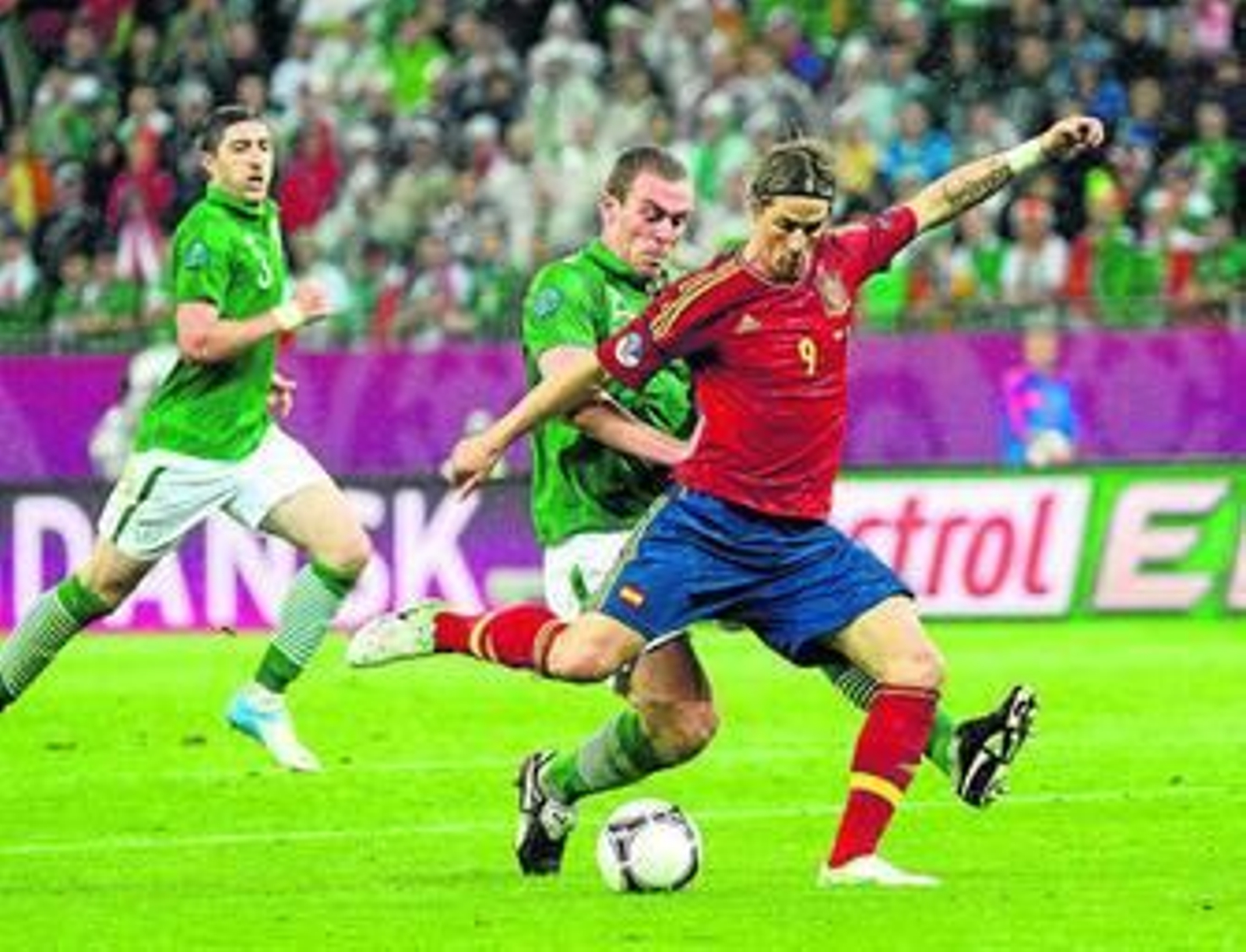 Fernando Torres arma la pierna para disparar en la jugada del 3-0 de la selección española.