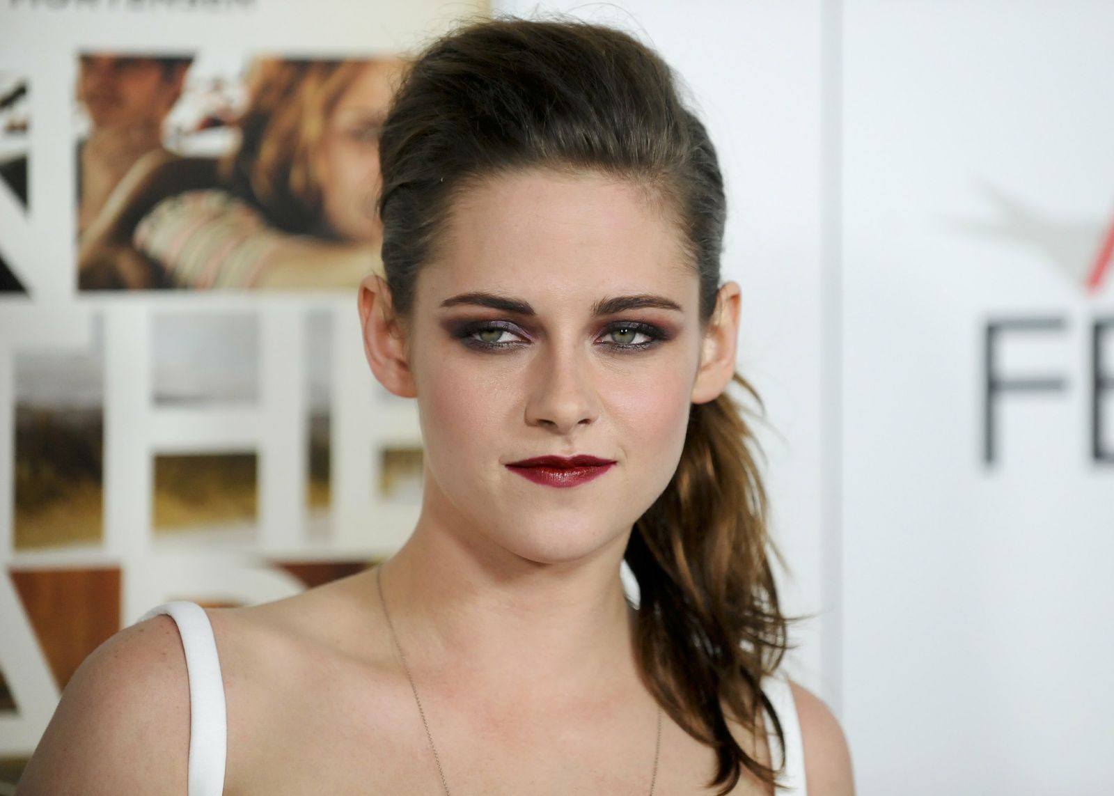 La actriz Kristen Stewart es propensa a tener ojeras y para disimularlas utiliza diferentes métodos.