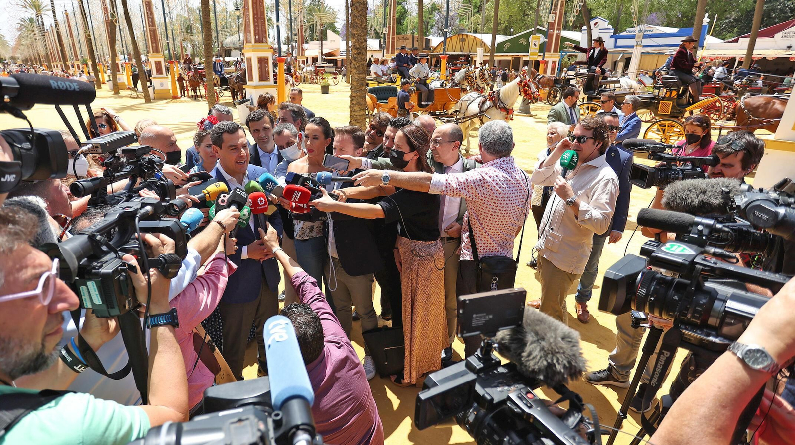 Juanma Moreno, presidente de la Junta, visita la Feria de Jerez
