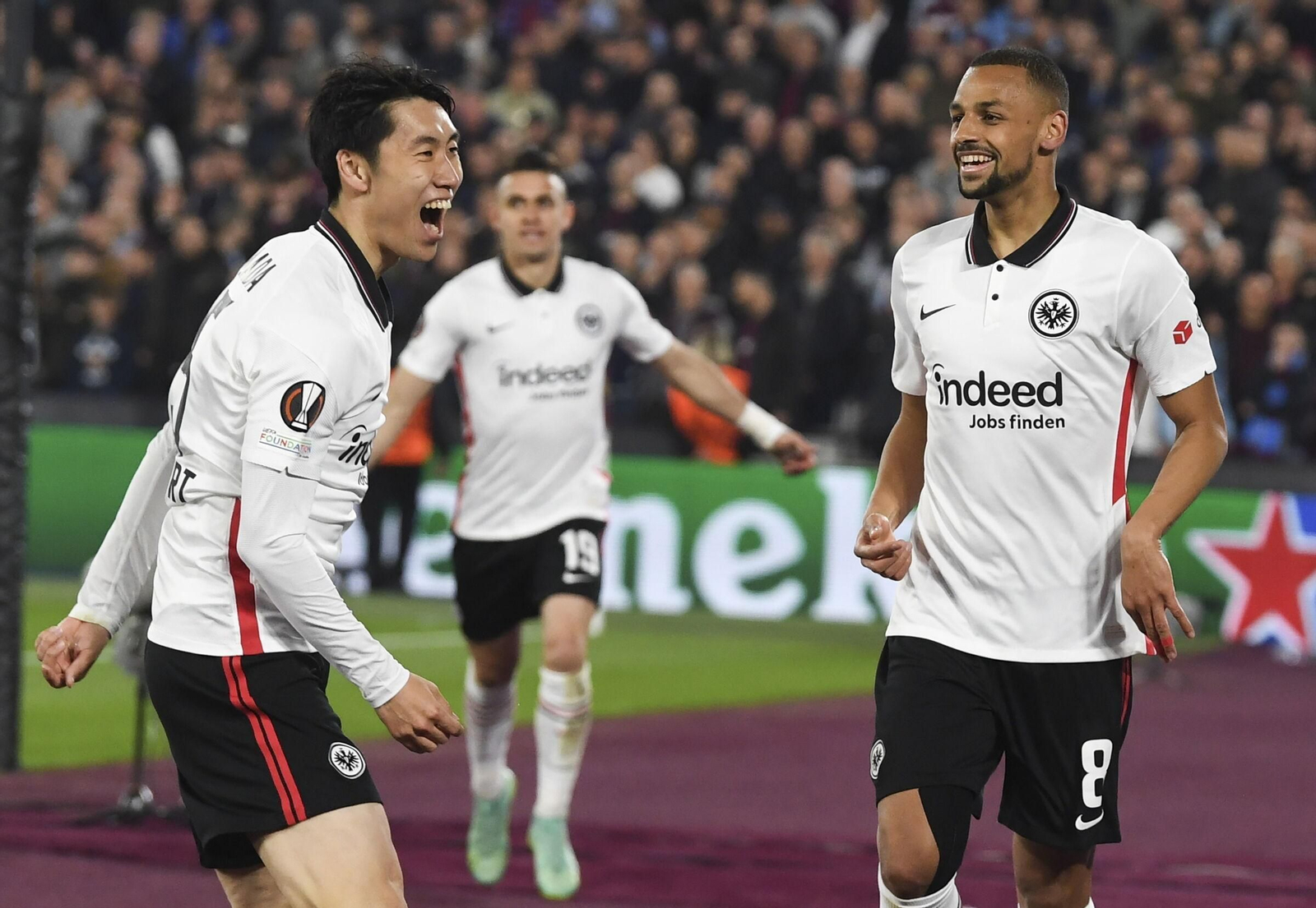 Djibril Sow celebra con Kamada un gol del Eintracht al West Ham en la semifinal de la Europa League.