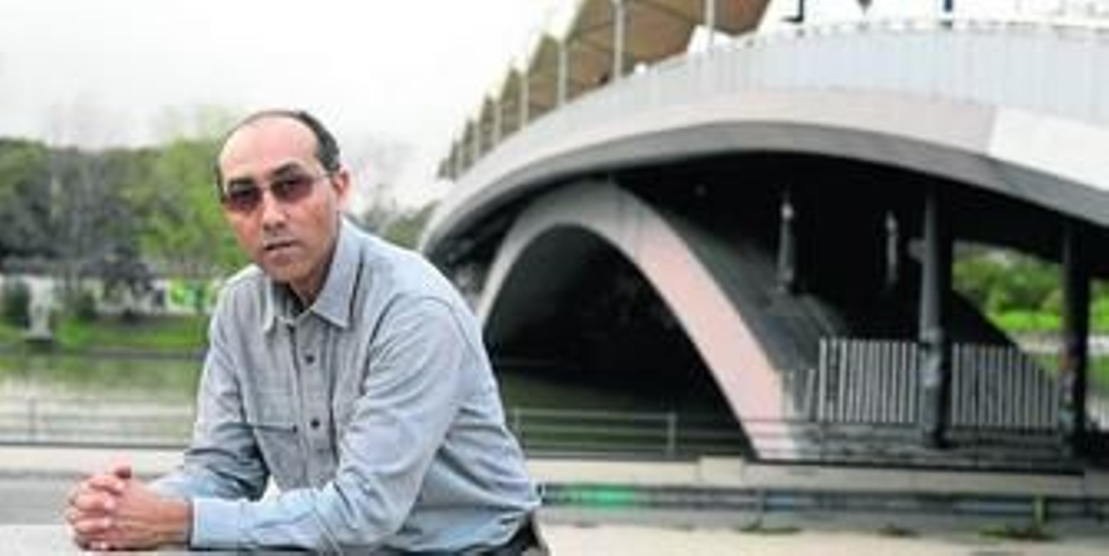 Omar el Hartiti, junto al puente de Chapina, en cuyos bajos está la principal sede de Sevilla Acoge.