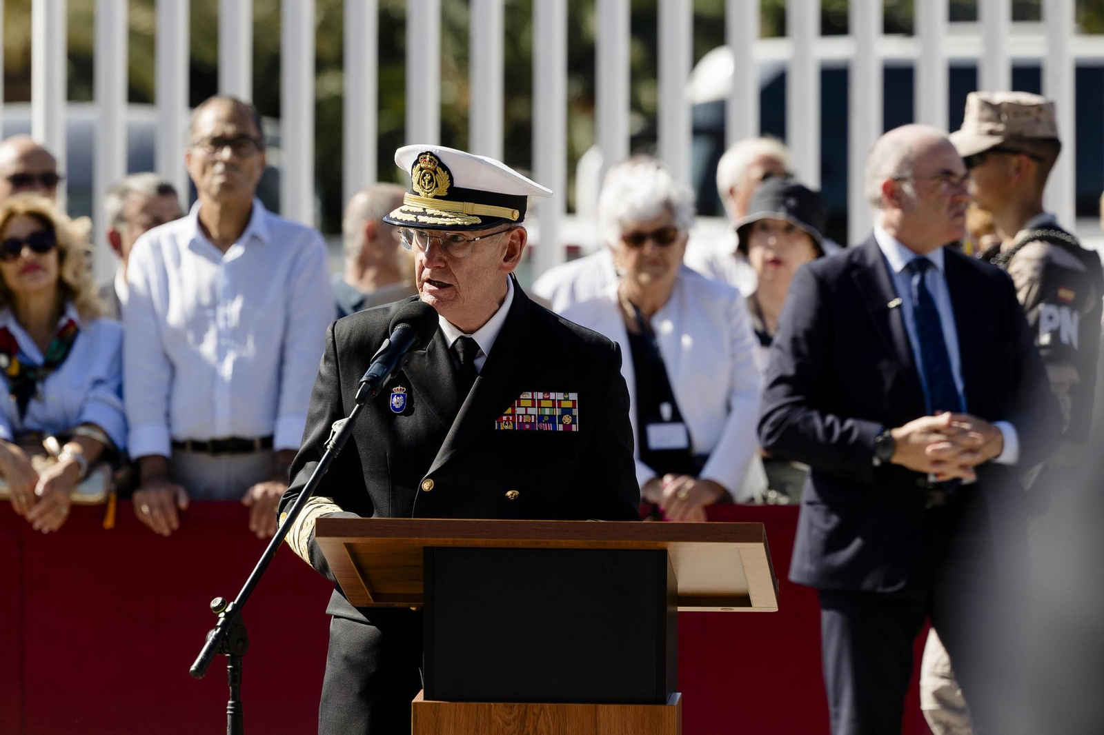 Las imágenes del día del veterano de las Fuerzas Armadas y Guardia Civil en Cádiz.