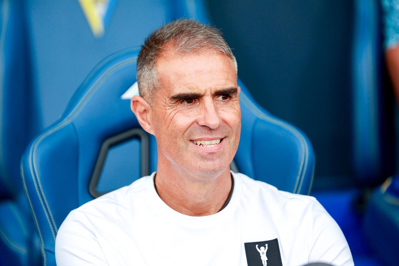 Garitano aguarda en su banquillo al inicio del partido.