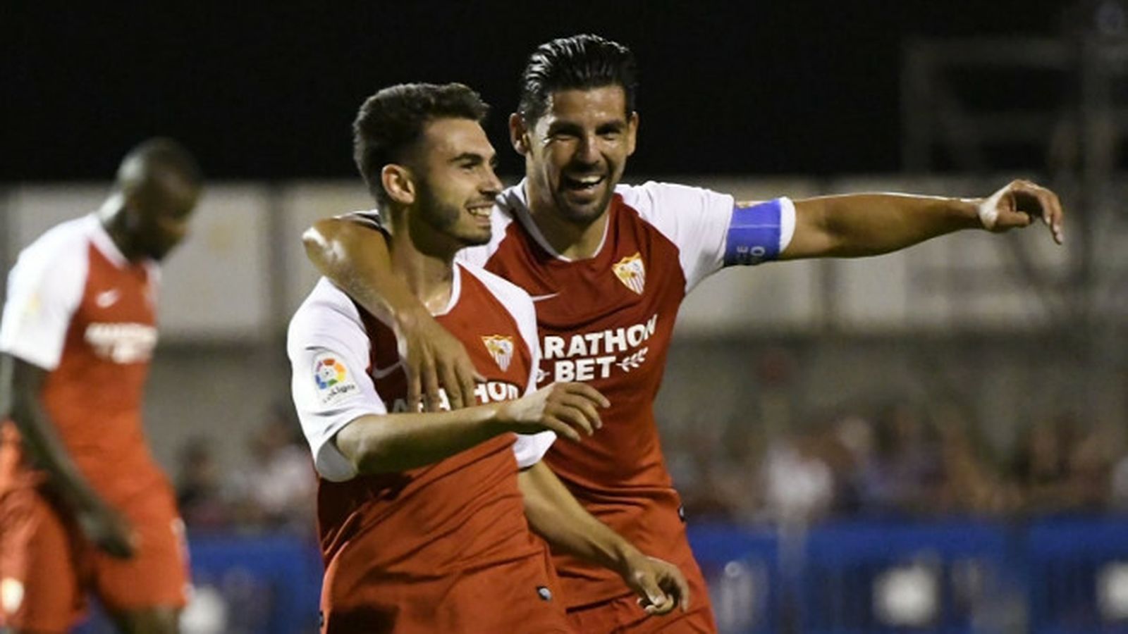 Los jugadores del Sevilla celebran uno de los goles.